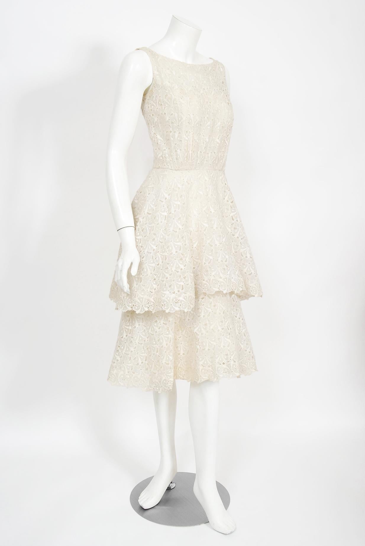 Vintage 1950's Ceil Chapman Ivory Embroidered Eyelet Cotton Tiered Bridal Dress en vente 2