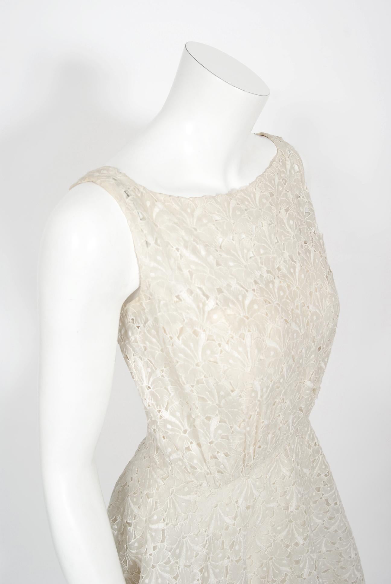 Vintage 1950's Ceil Chapman Ivory Embroidered Eyelet Cotton Tiered Bridal Dress en vente 3