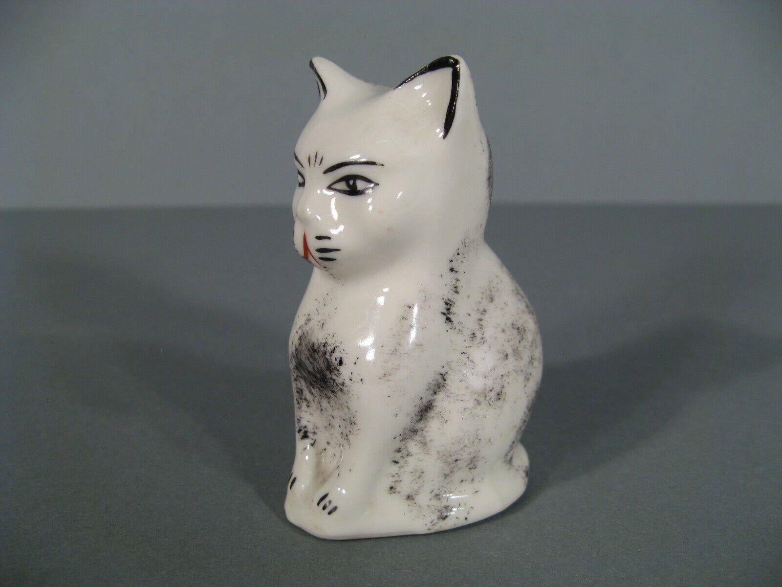 Mid-20th Century Vintage 1950s Ceramic Sitting Cat Salt Shaker - 1Y122