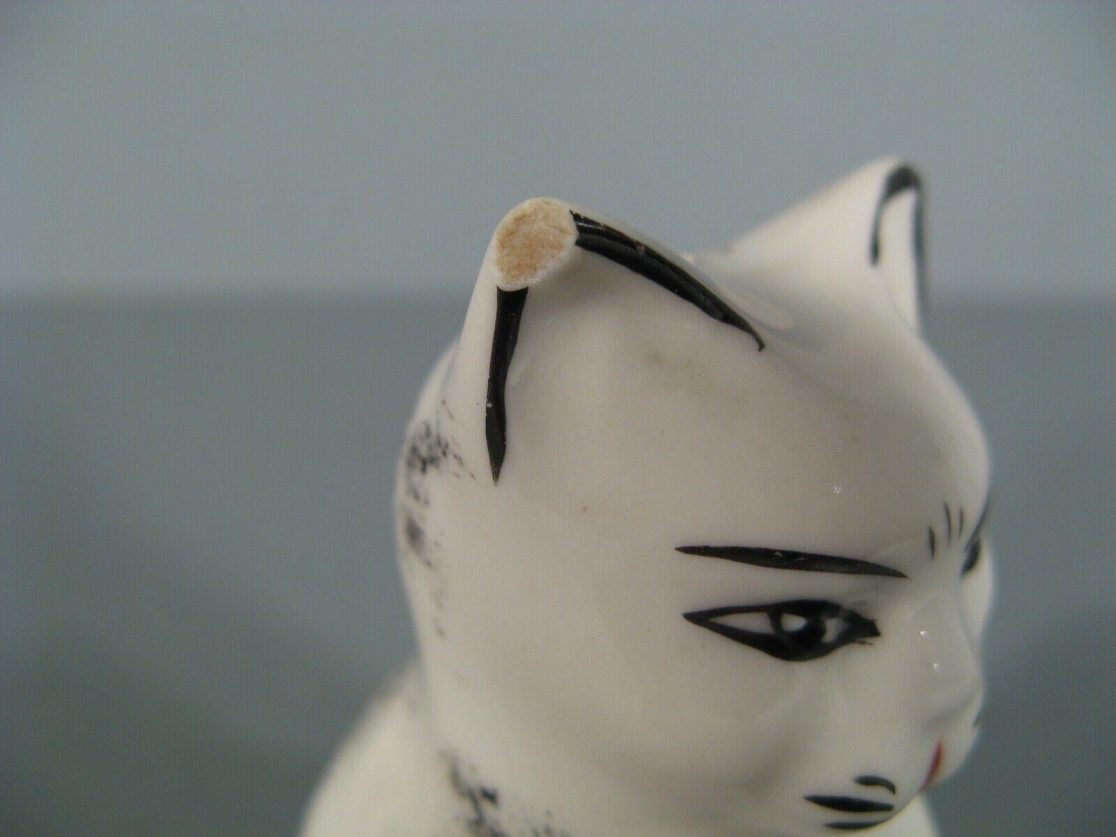 Vintage 1950s Ceramic Sitting Cat Salt Shaker - 1Y122 3