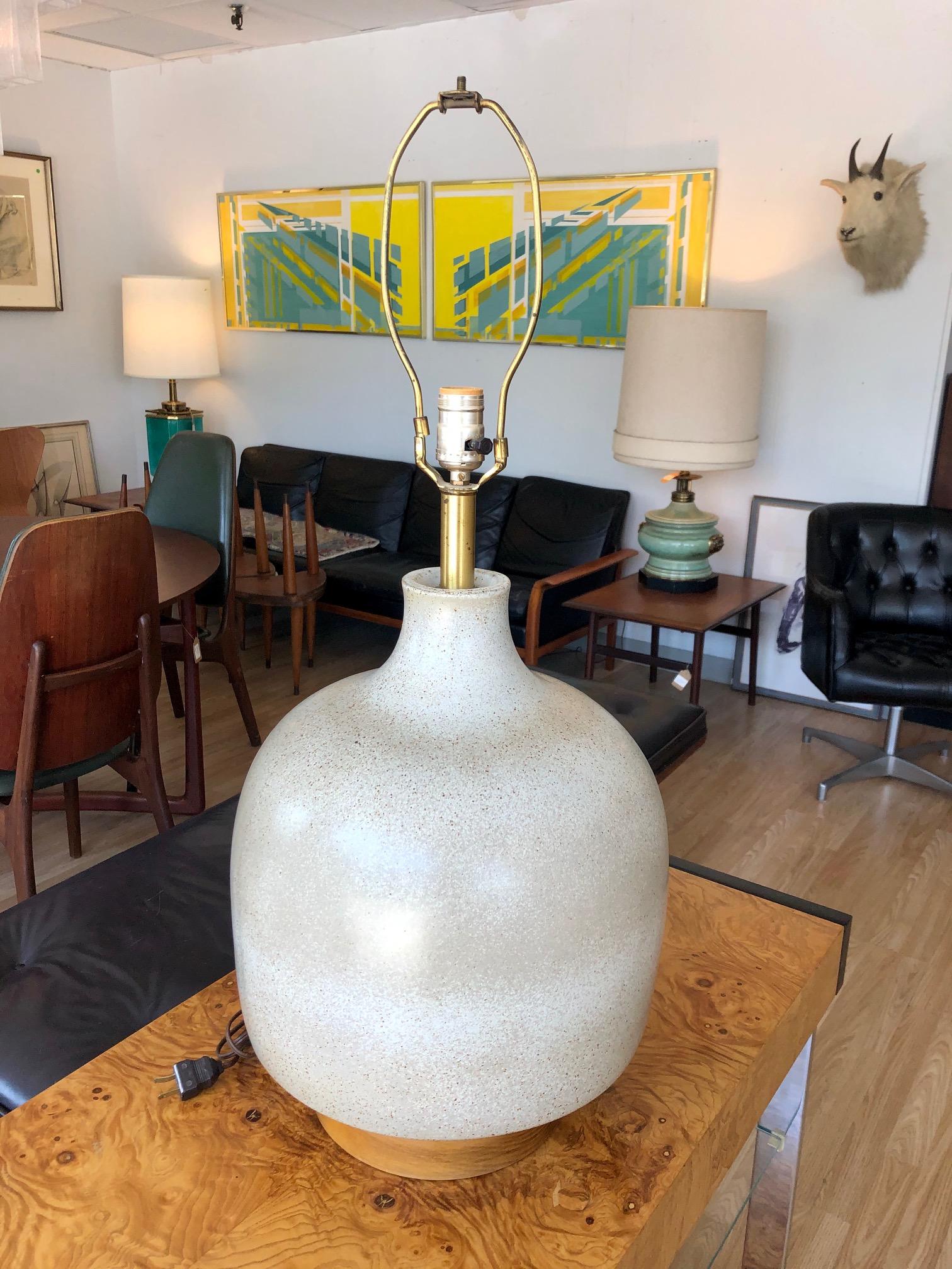 This vintage ceramic lamp by David Cressey is in overall good condition. Light blue with brown speckling. See photos.
circa 1950s. USA.
Dimensions:
30.5