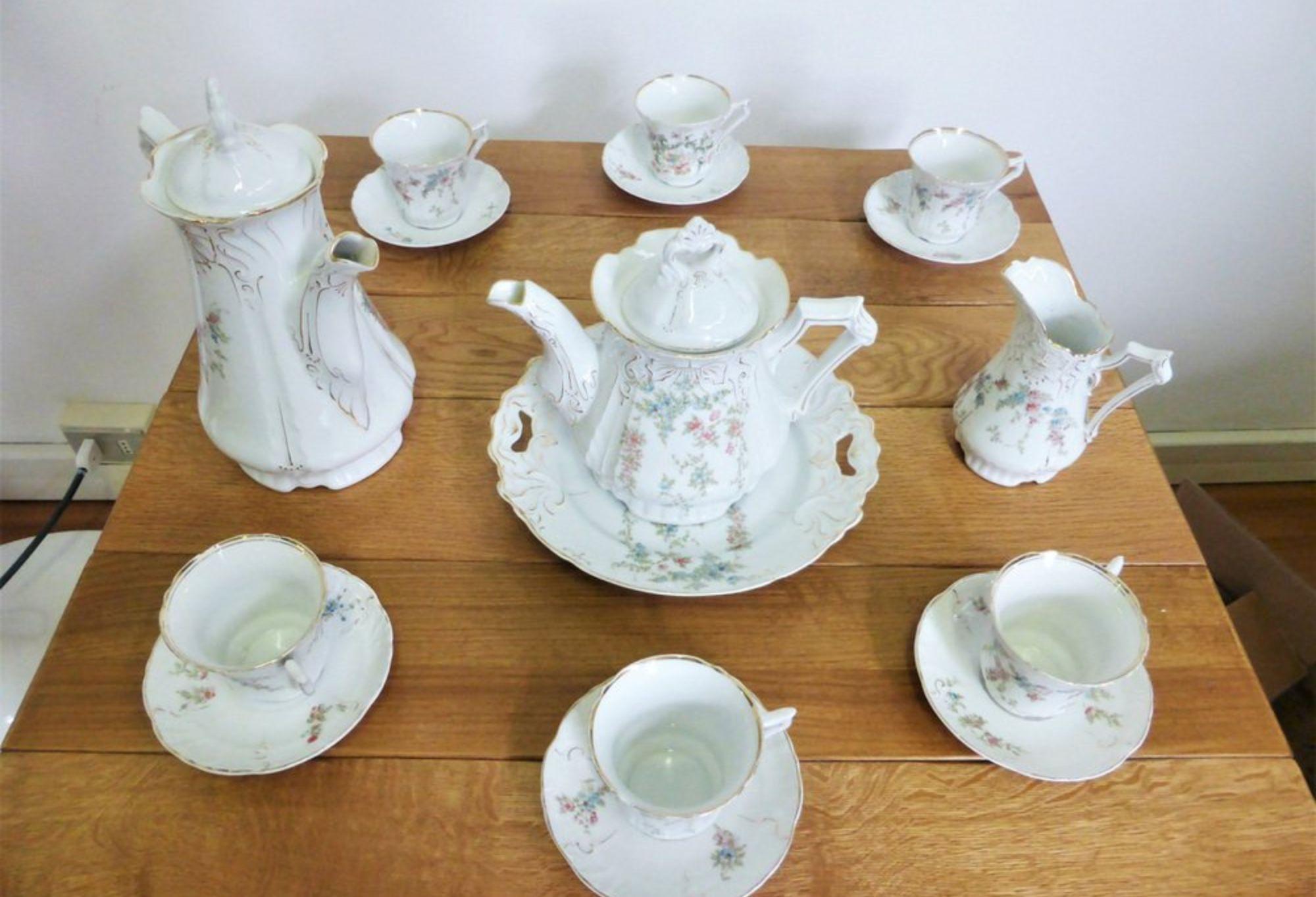 Vintage 1950s Ceramic Tea Set – Mid-Century Charm

Elevate your tea experience with this charming 1950s ceramic tea set, a true testament to mid-century design and craftsmanship. Featuring a timeless style and delicate, hand-painted details, this