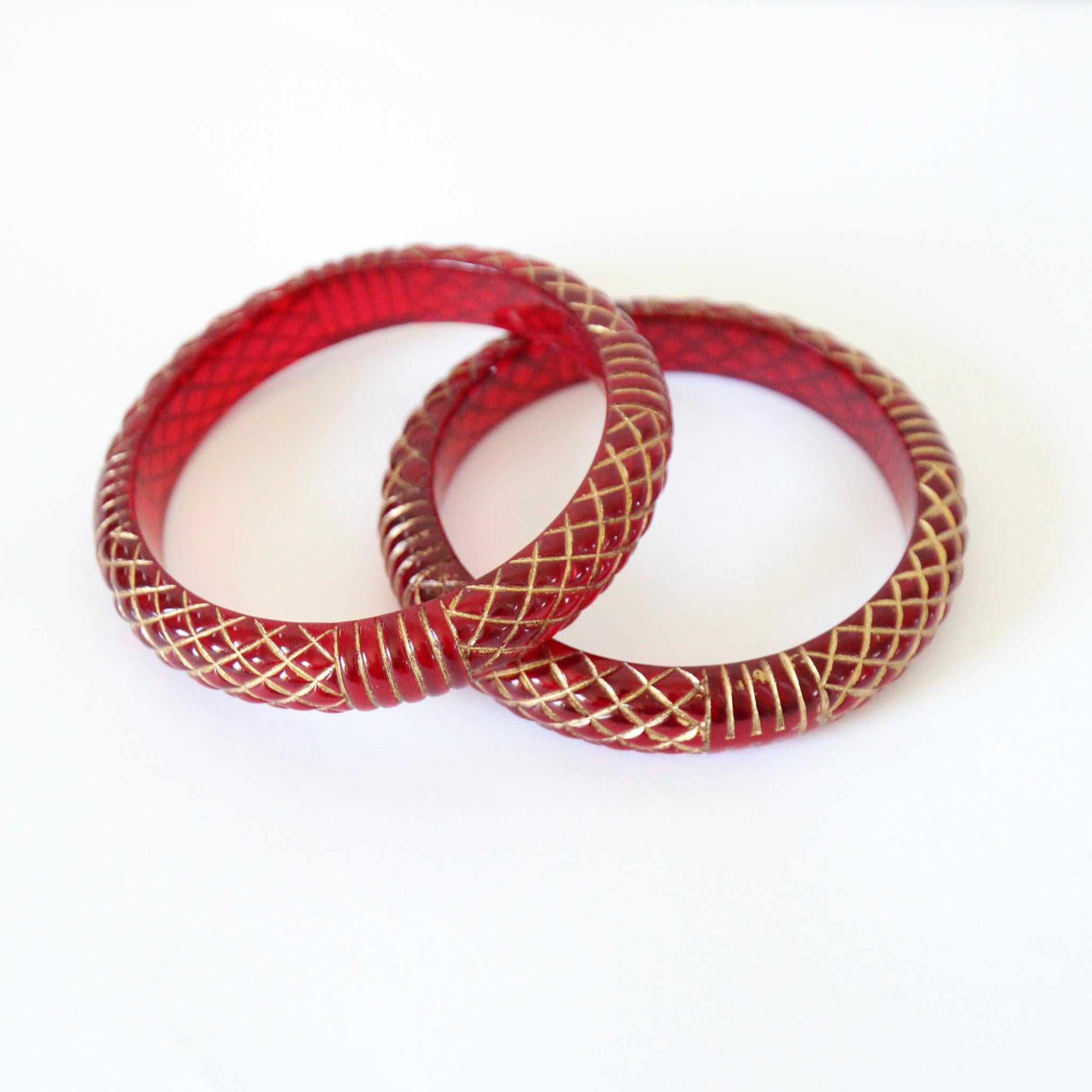 Vintage 1950's Cherry Lucite Bangles 1950's Carved Lucite Bangles Gold Painted In Good Condition For Sale In Cheltenham, GB