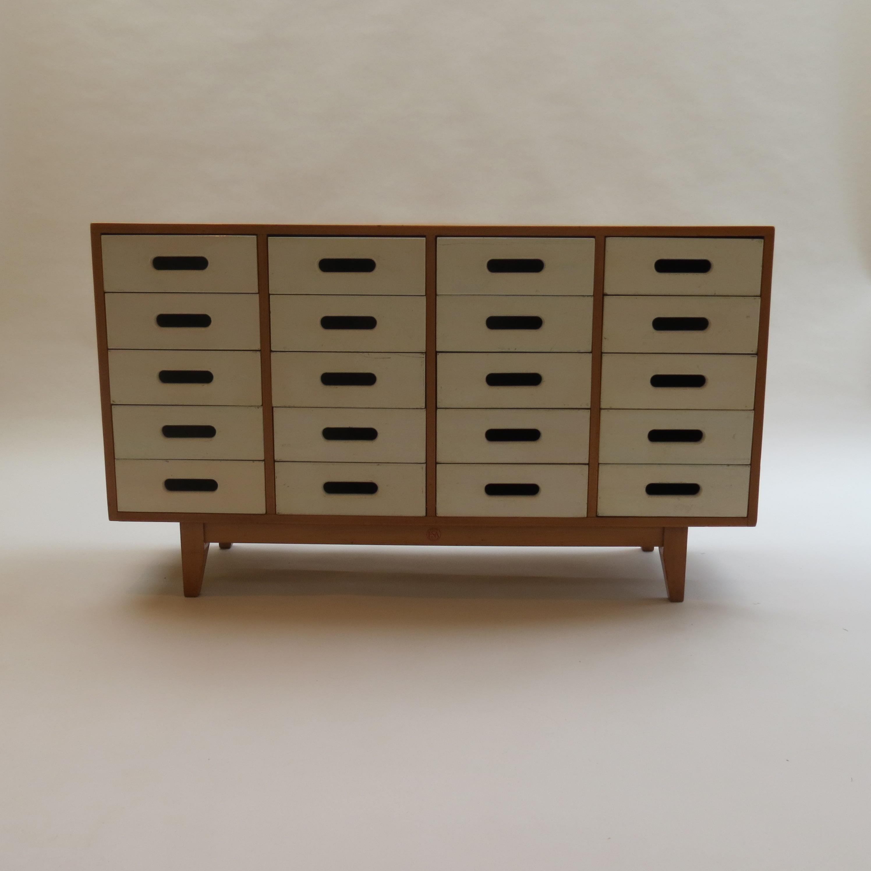 Vintage 1950s Chest of drawers by James Leonard for Esavian ESA 2 (Moderne der Mitte des Jahrhunderts)