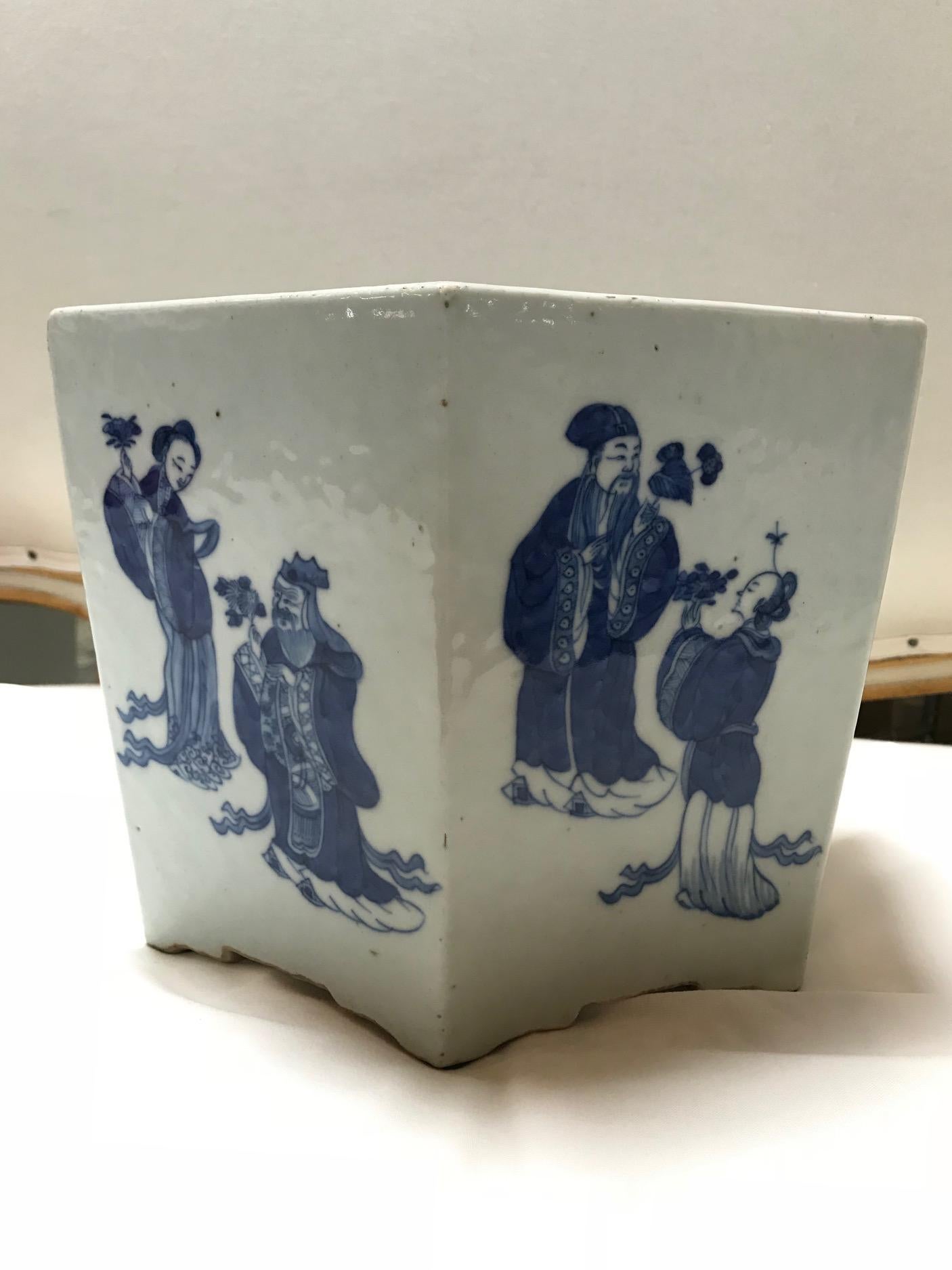 Questo vaso a forma esagonale è un articolo classico. Ognuno dei sei lati illustra un segmento di una storia dell'antica Cina.