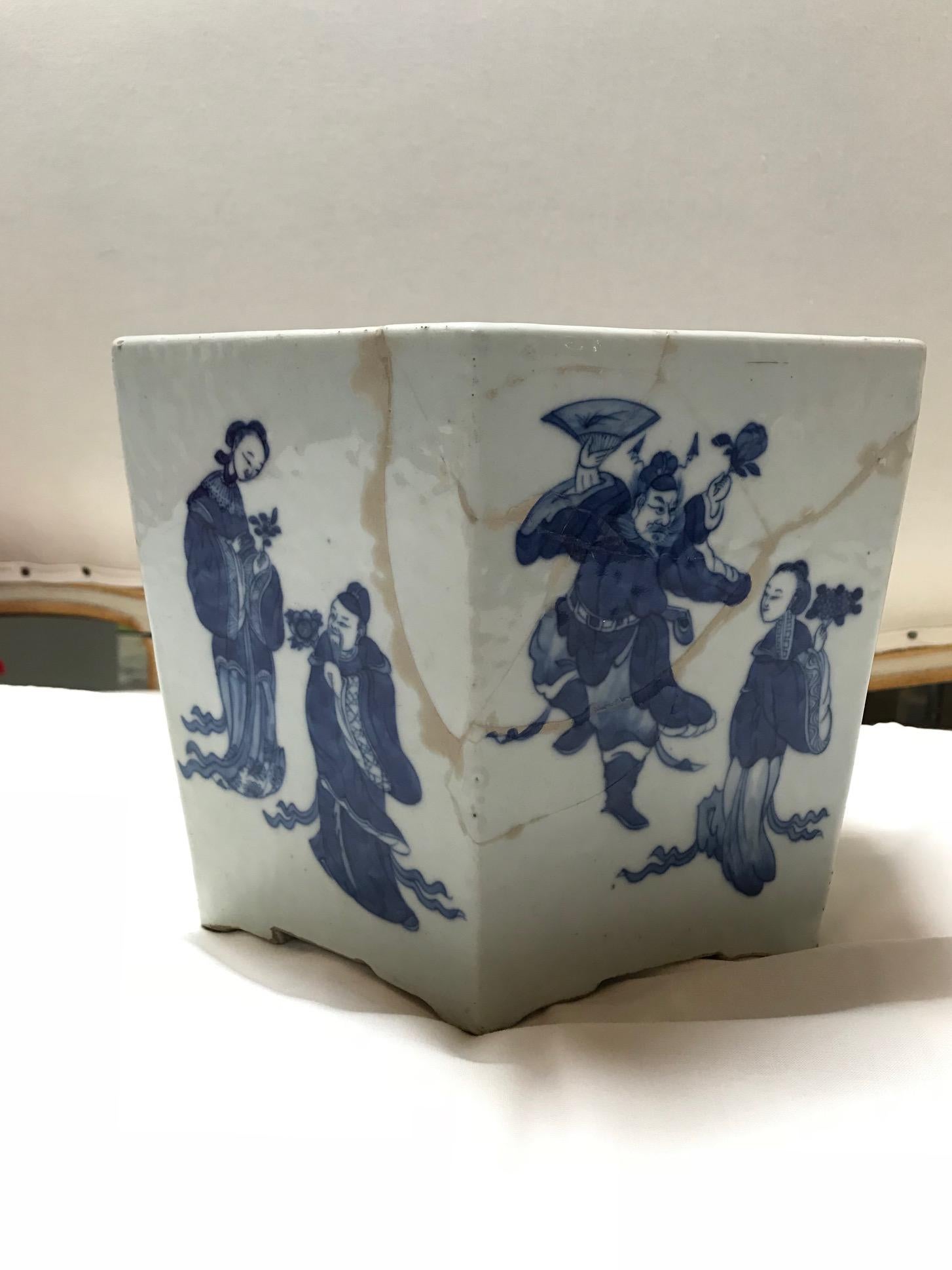 Chinesischer blauer und weißer Hex-Pot aus den 1950er Jahren (Glasiert) im Angebot