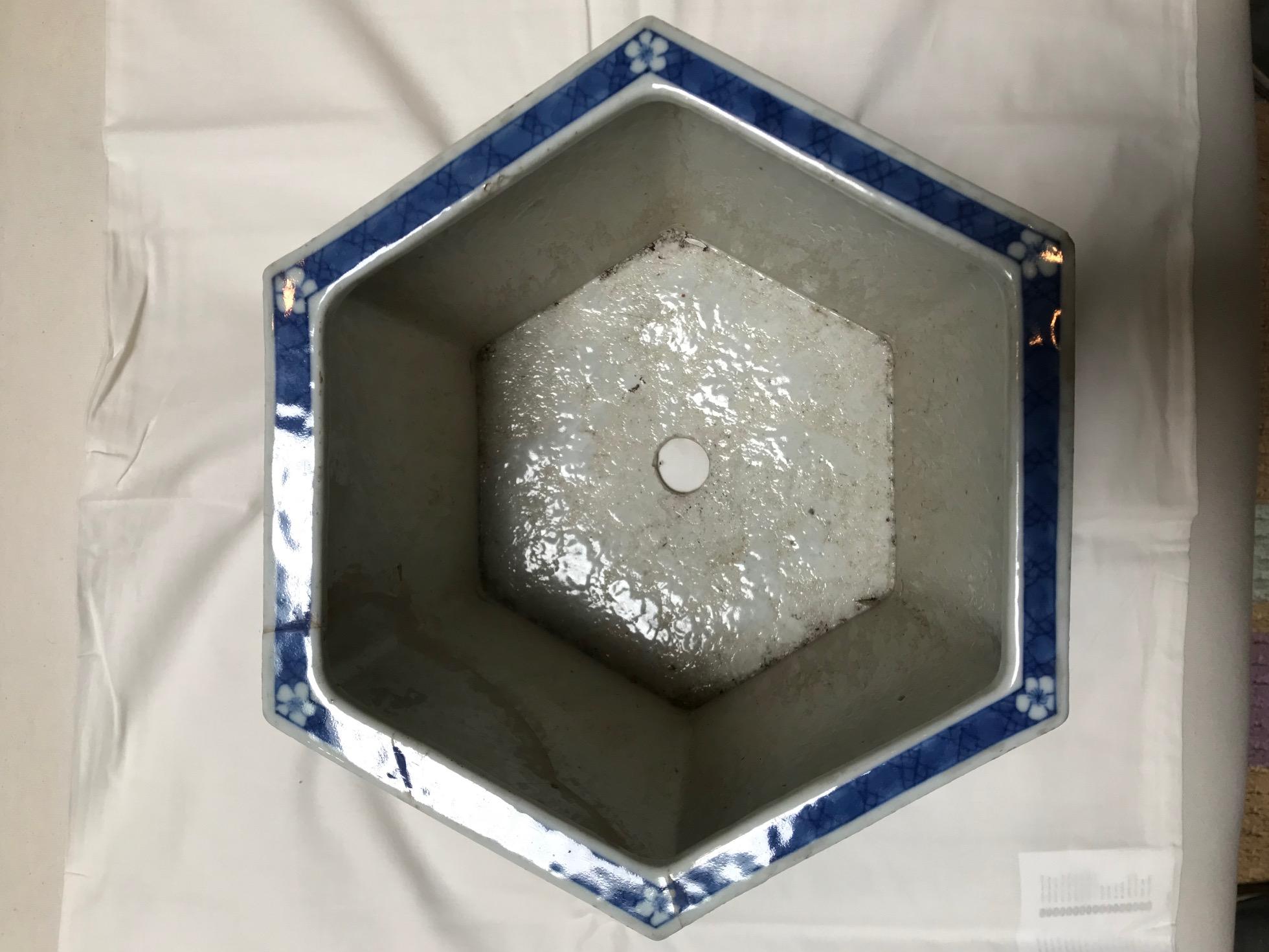 Smaltato Vaso cinese esagonale blu e bianco vintage degli anni '50 in vendita