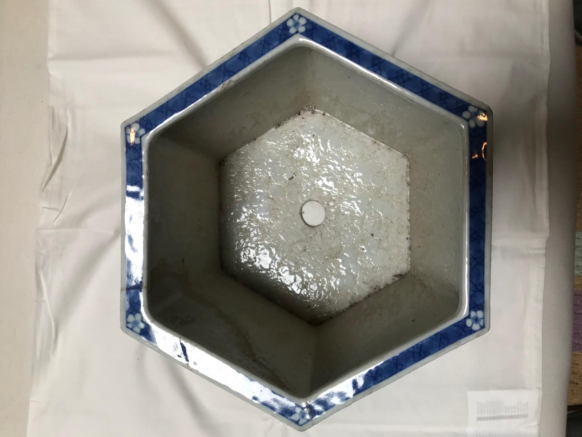 Vintage 1950s Chinese Blue and White Hex-Pot In Good Condition For Sale In Dallas, TX