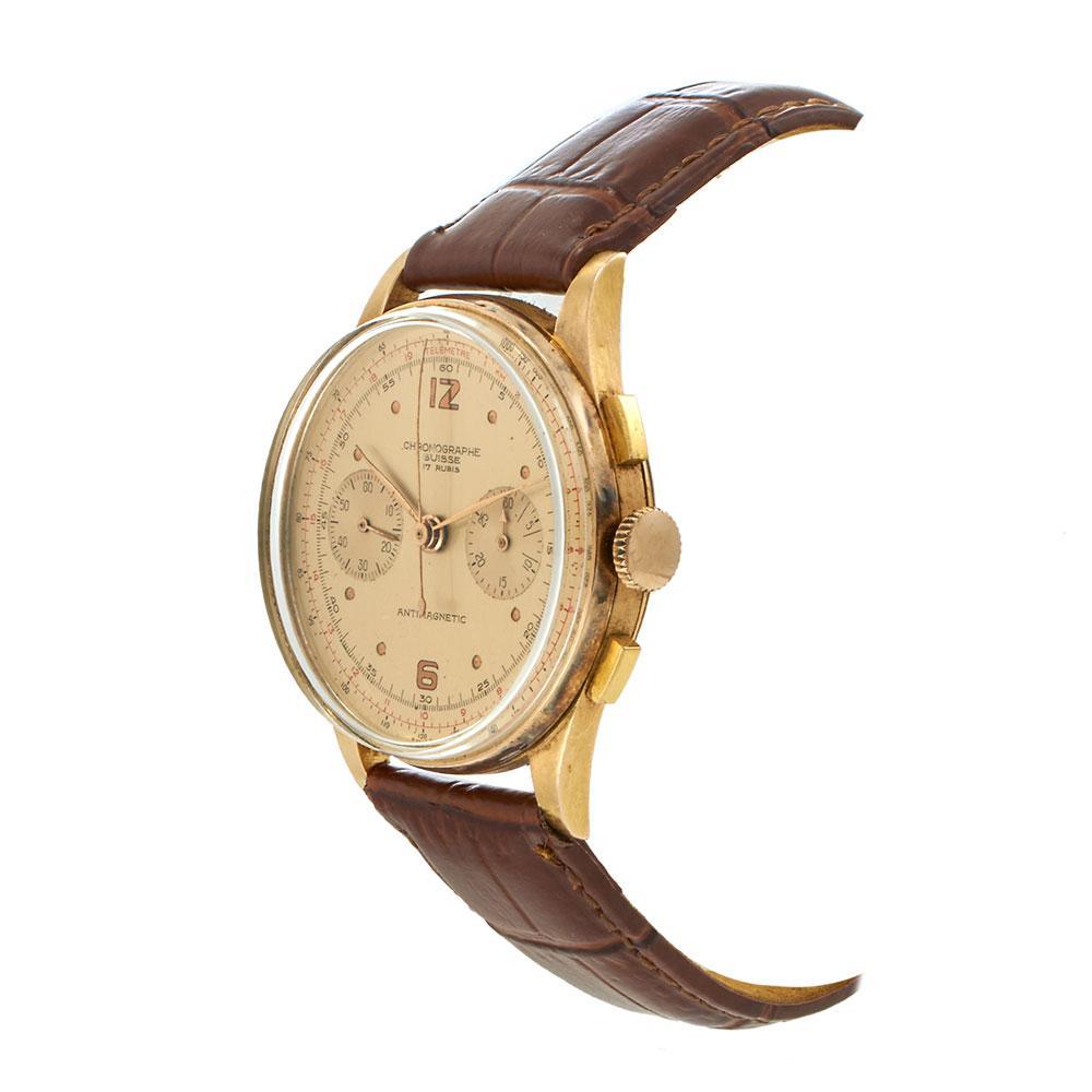 Chronographe vintage des années 1950, élégant et mécaniquement robuste, ce Chronographe Suisse est doté d'un boîtier substantiel de 37 mm en or rose 18 carats, une taille généreuse pour l'époque. Le cadran à échelles multiples a magnifiquement