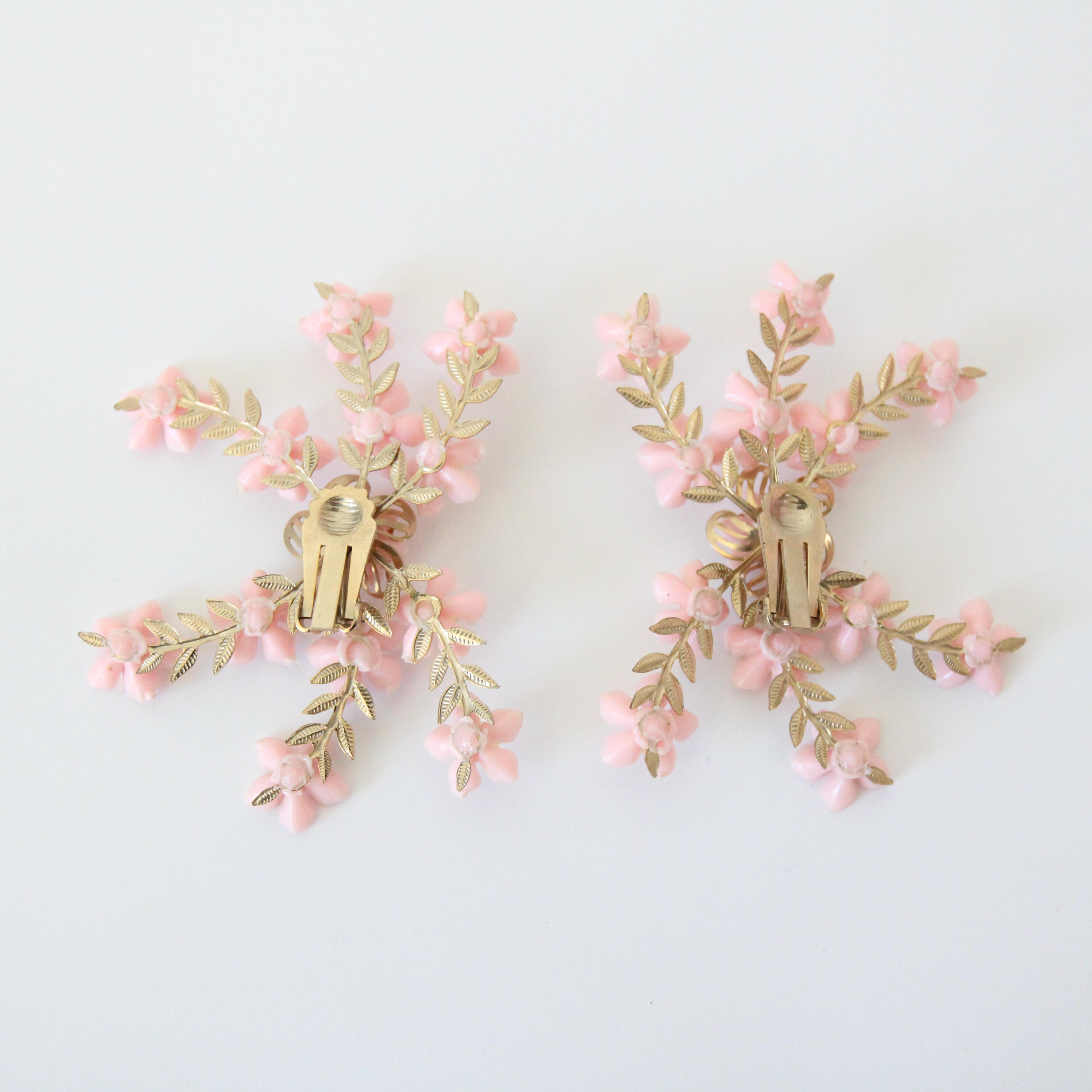 Vintage 1950's Climber Clip on Earrings Pink Floral Rhinestone Clip on Earring In Good Condition For Sale In Cheltenham, GB