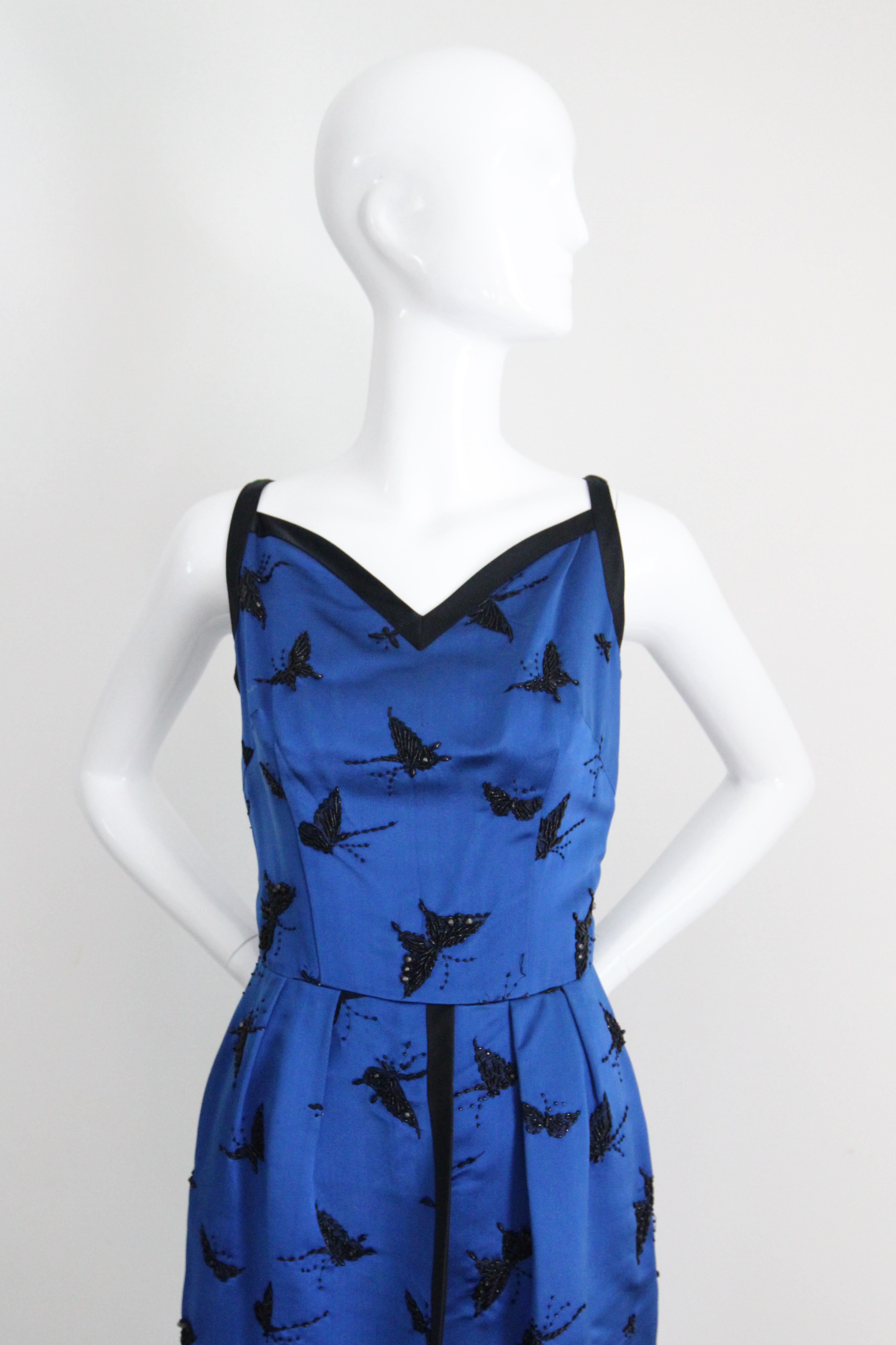 Vestido de cóctel con cuentas de raso azul cobalto de los años 50 Vintage Mariposa UK 6-8 US 2-4 Azul en venta
