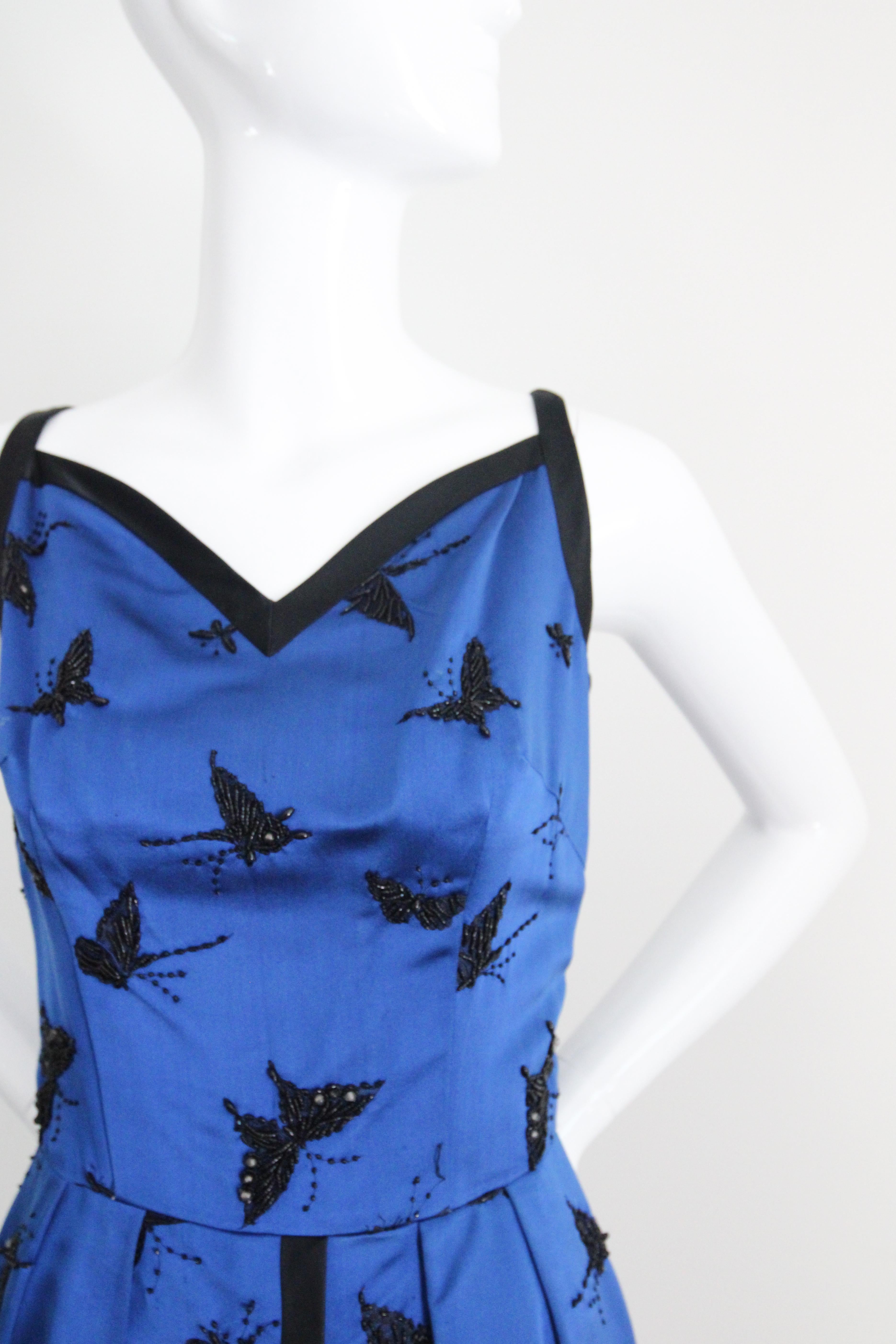 Vestido de cóctel con cuentas de raso azul cobalto de los años 50 Vintage Mariposa UK 6-8 US 2-4 en Bueno estado para la venta en Cheltenham, GB
