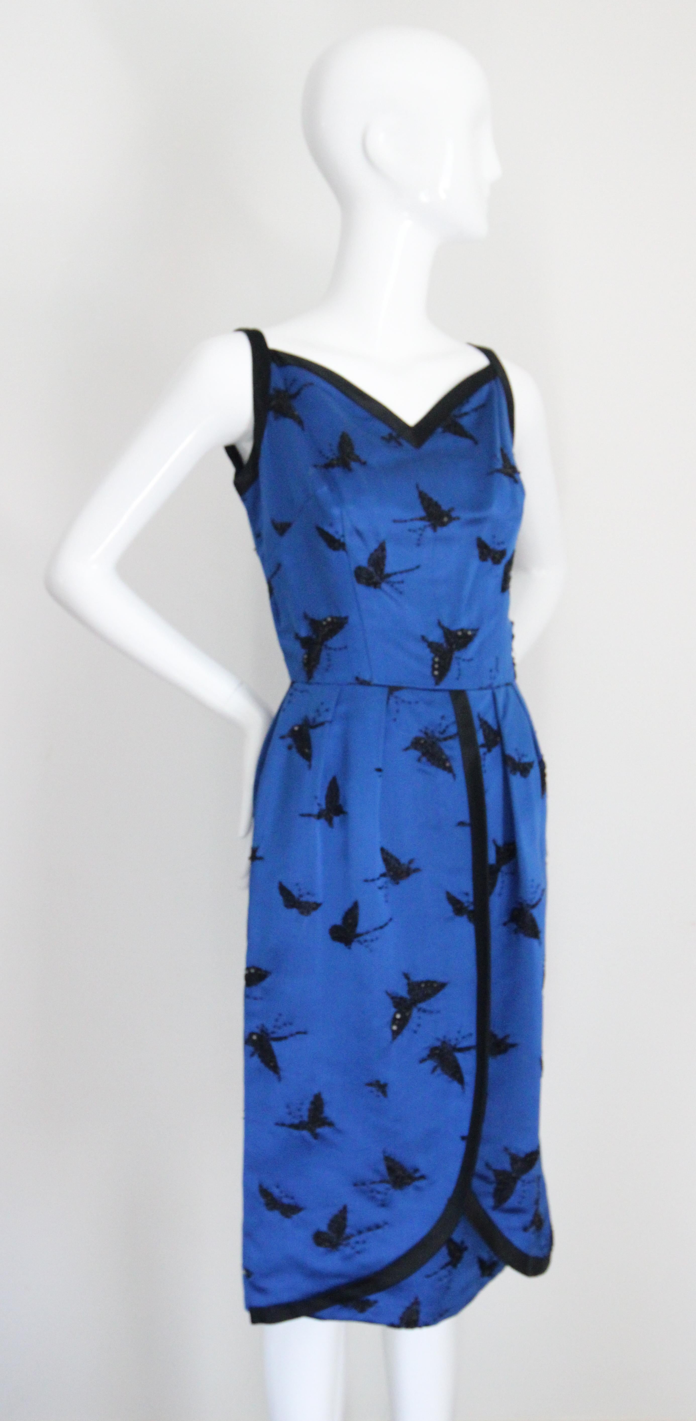 Vestido de cóctel con cuentas de raso azul cobalto de los años 50 Vintage Mariposa UK 6-8 US 2-4 en venta 1