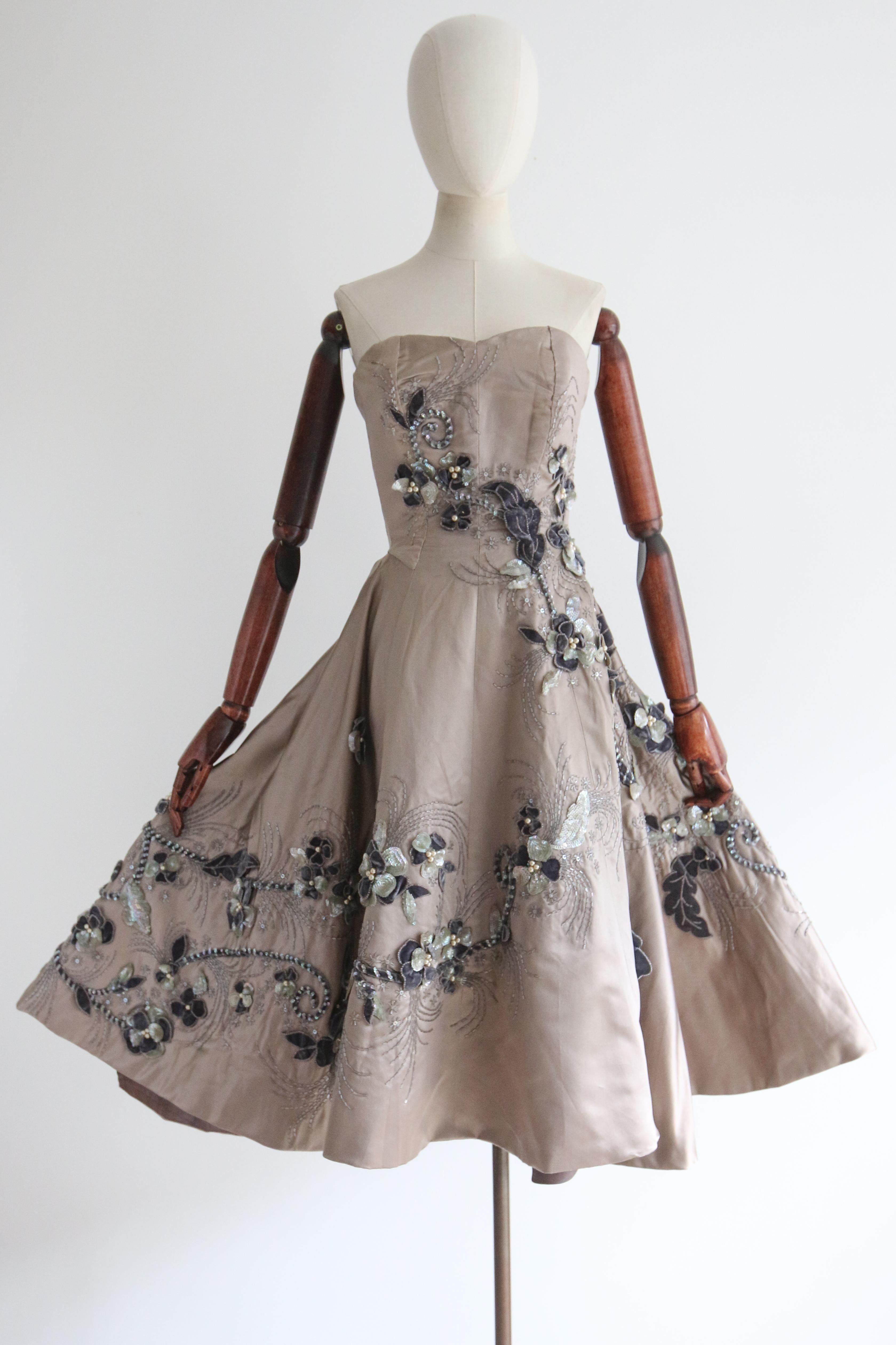 Vintage 1950's Couture strapless grey satin floral appliques dress UK 8 US 4 In Good Condition For Sale In Cheltenham, GB