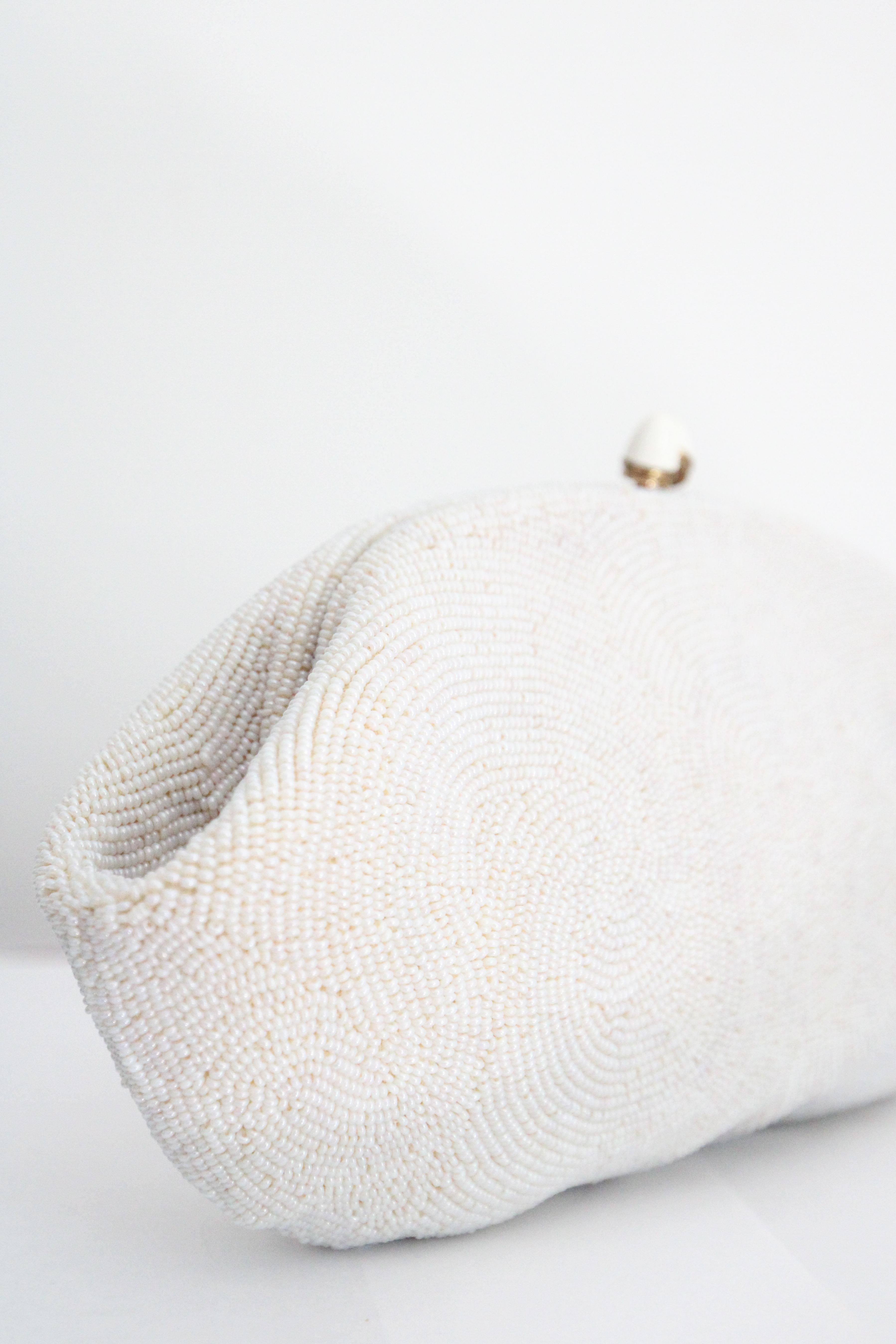 Vintage 1950s cream beaded purse 1950s cream beaded clutch bag evening bag In Good Condition In Cheltenham, GB