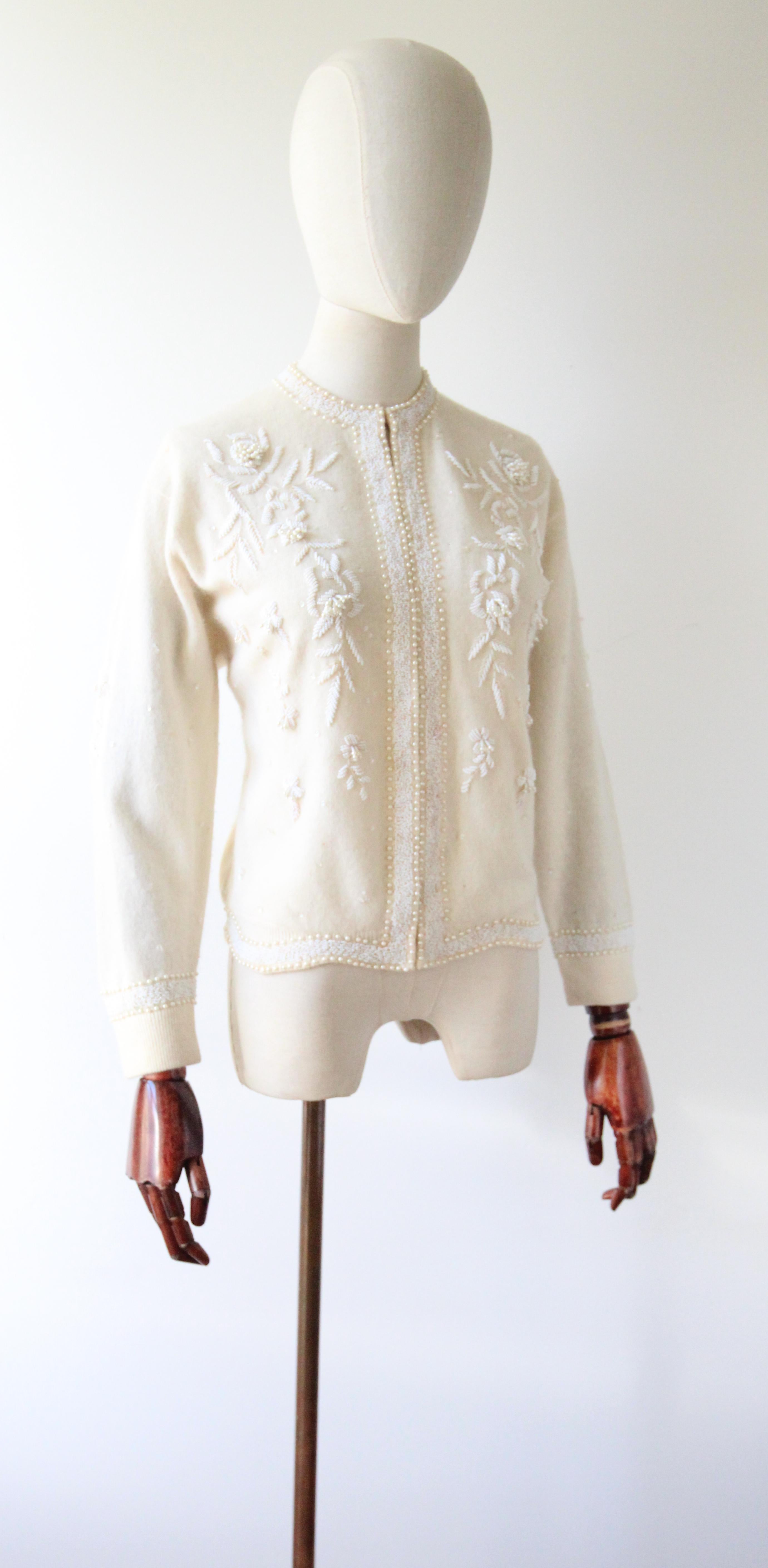 Vintage 1950s Cream embellished cardigan beaded cardigan floral UK 12-14 US 8-10 Bon état - En vente à Cheltenham, GB