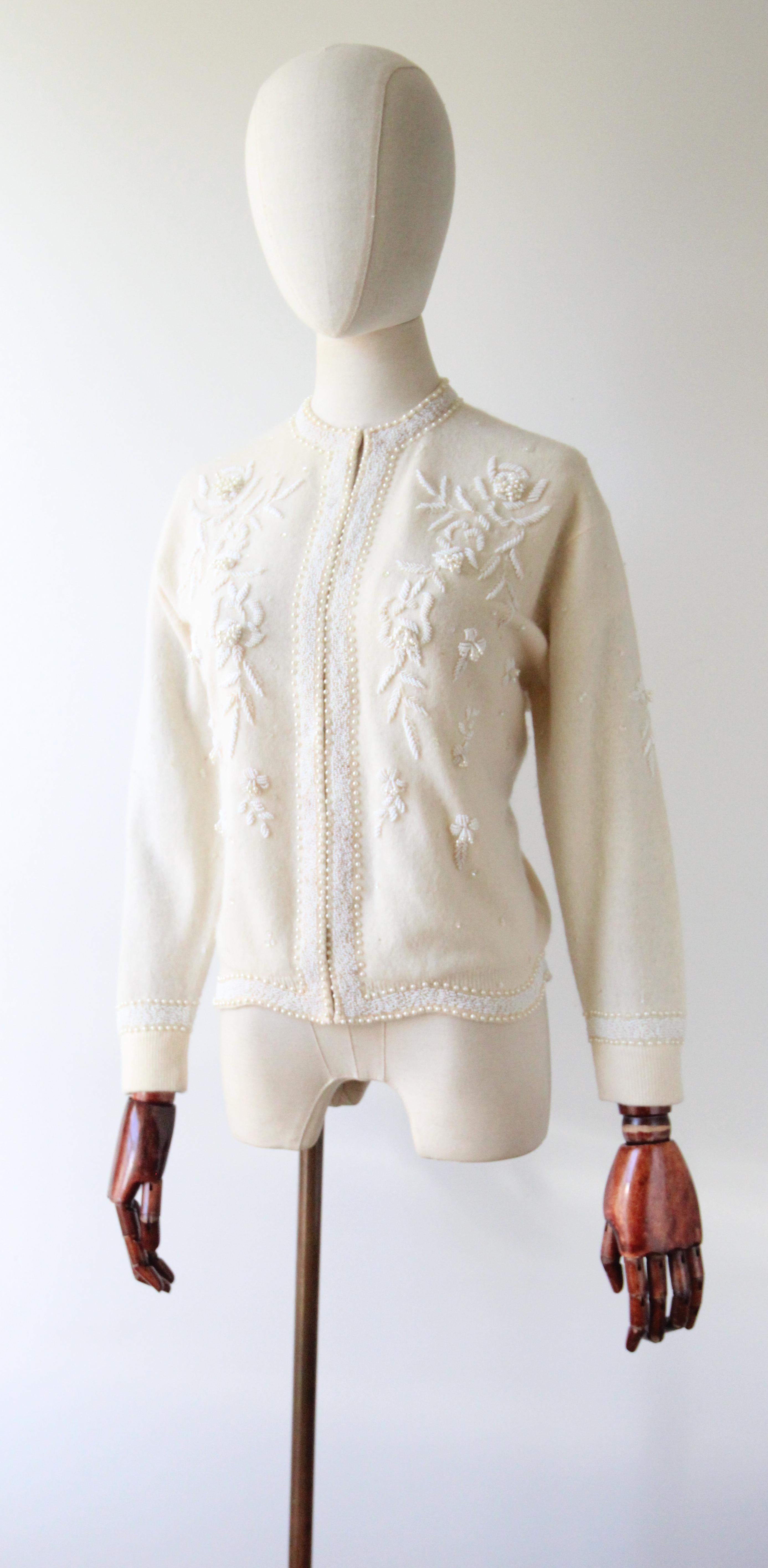 Vintage 1950s Cream embellished cardigan beaded cardigan floral UK 12-14 US 8-10 en vente 1