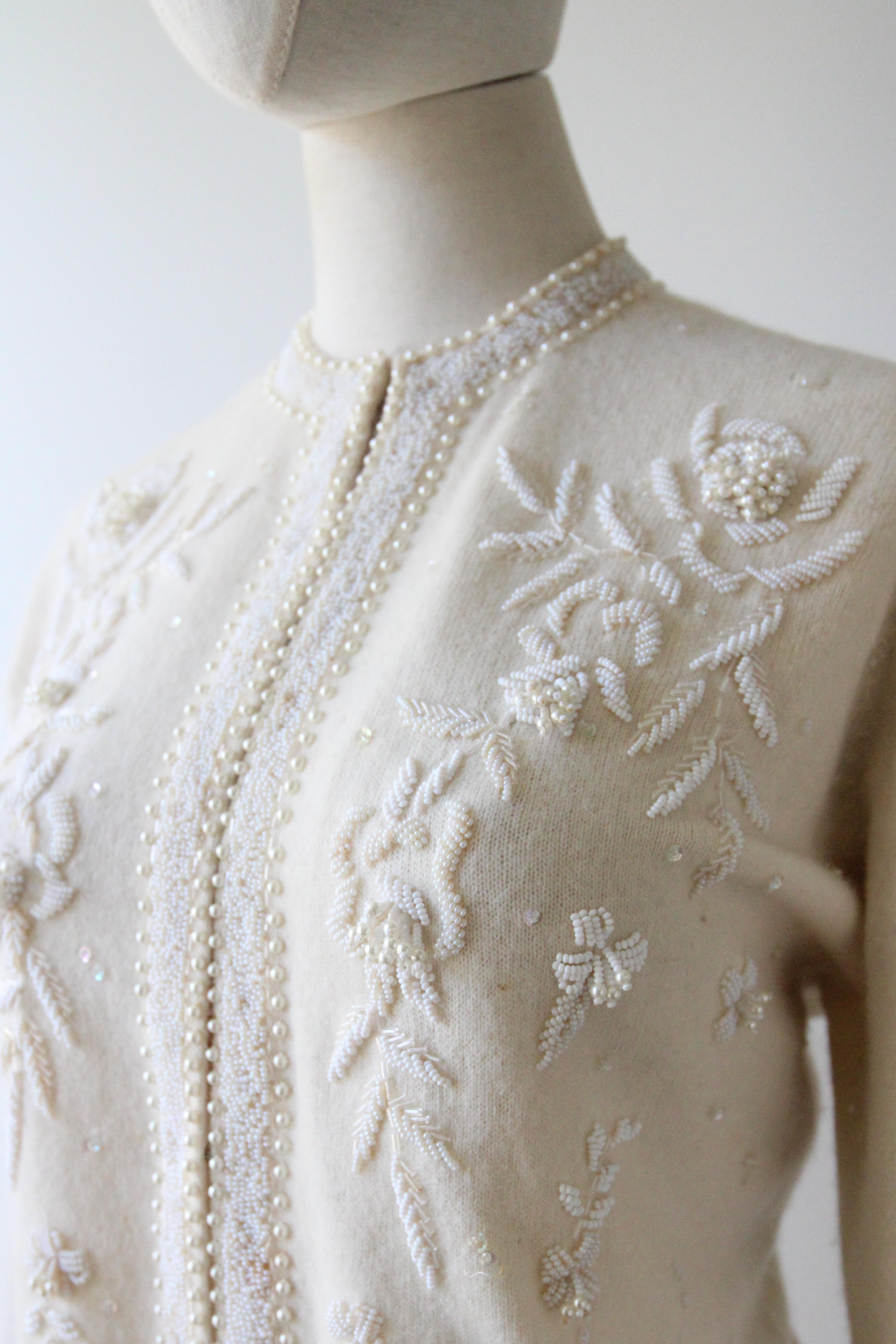 Vintage 1950s Cream embellished cardigan beaded cardigan floral UK 12-14 US 8-10 en vente 2