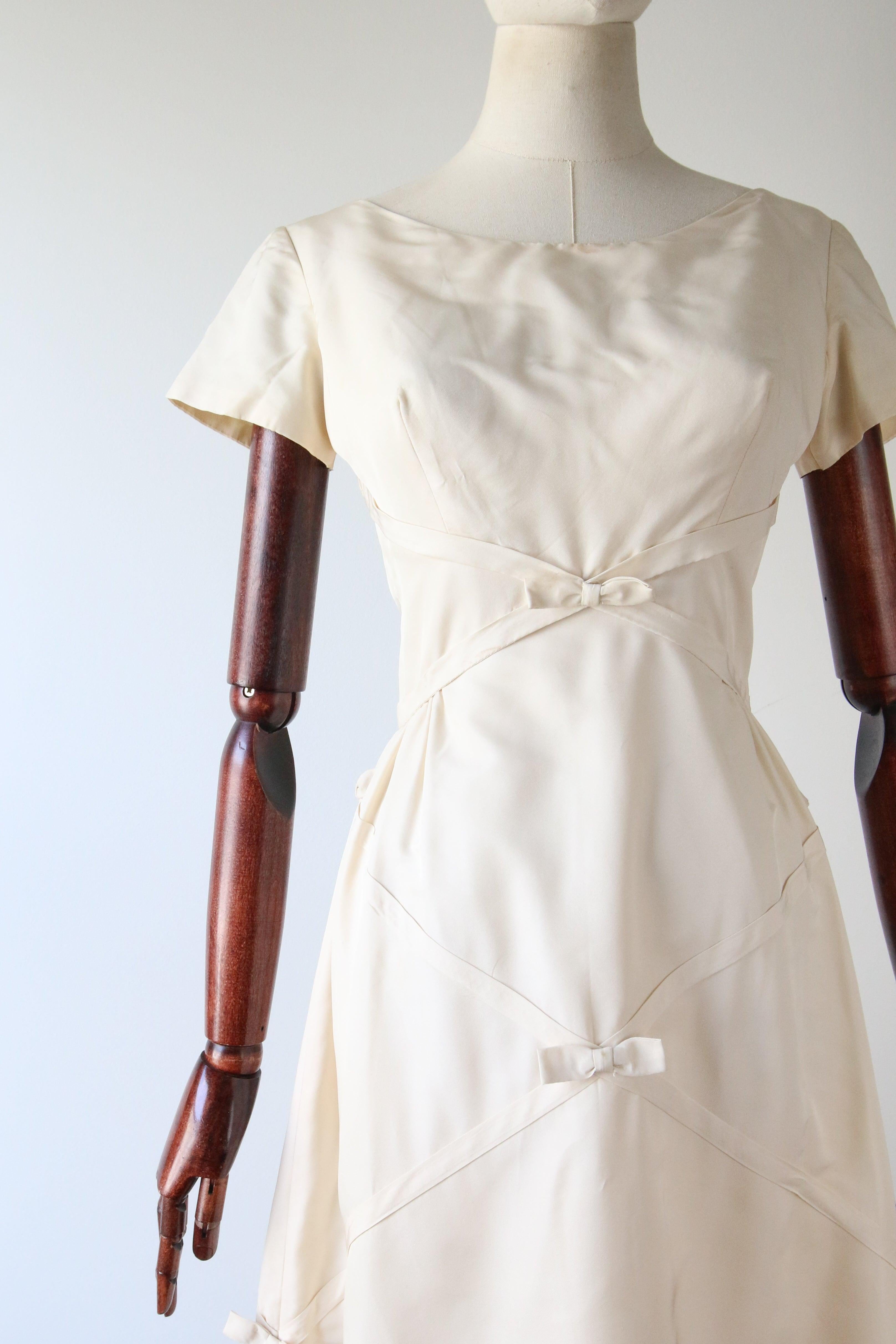 Beige Vintage 1950's Cream Faille Bow and Ribbon Dress Original 1950 Evening Dress UK en vente