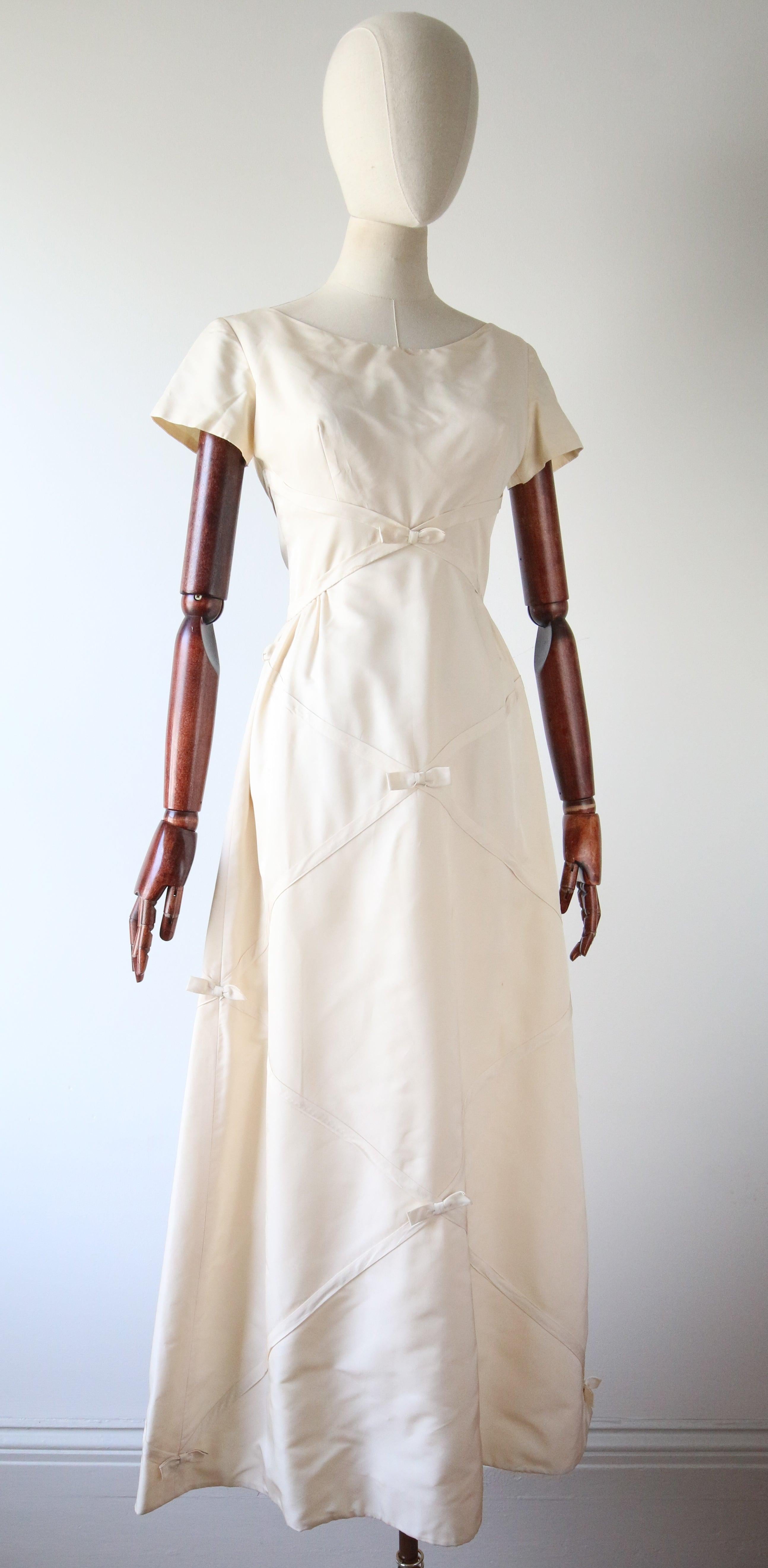 Vintage 1950's Cream Faille Bow and Ribbon Dress Original 1950 Evening Dress UK Bon état - En vente à Cheltenham, GB