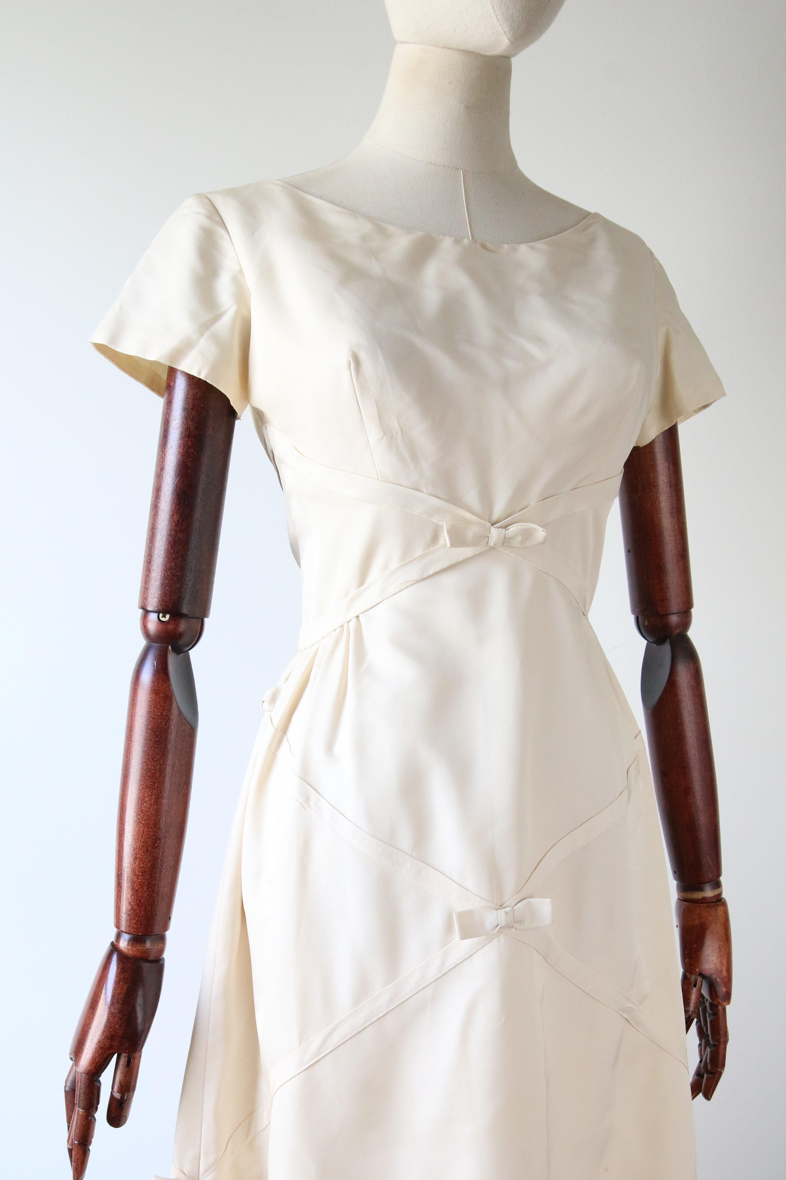 Vintage 1950's Cream Faille Bow and Ribbon Dress Original 1950 Evening Dress UK Pour femmes en vente