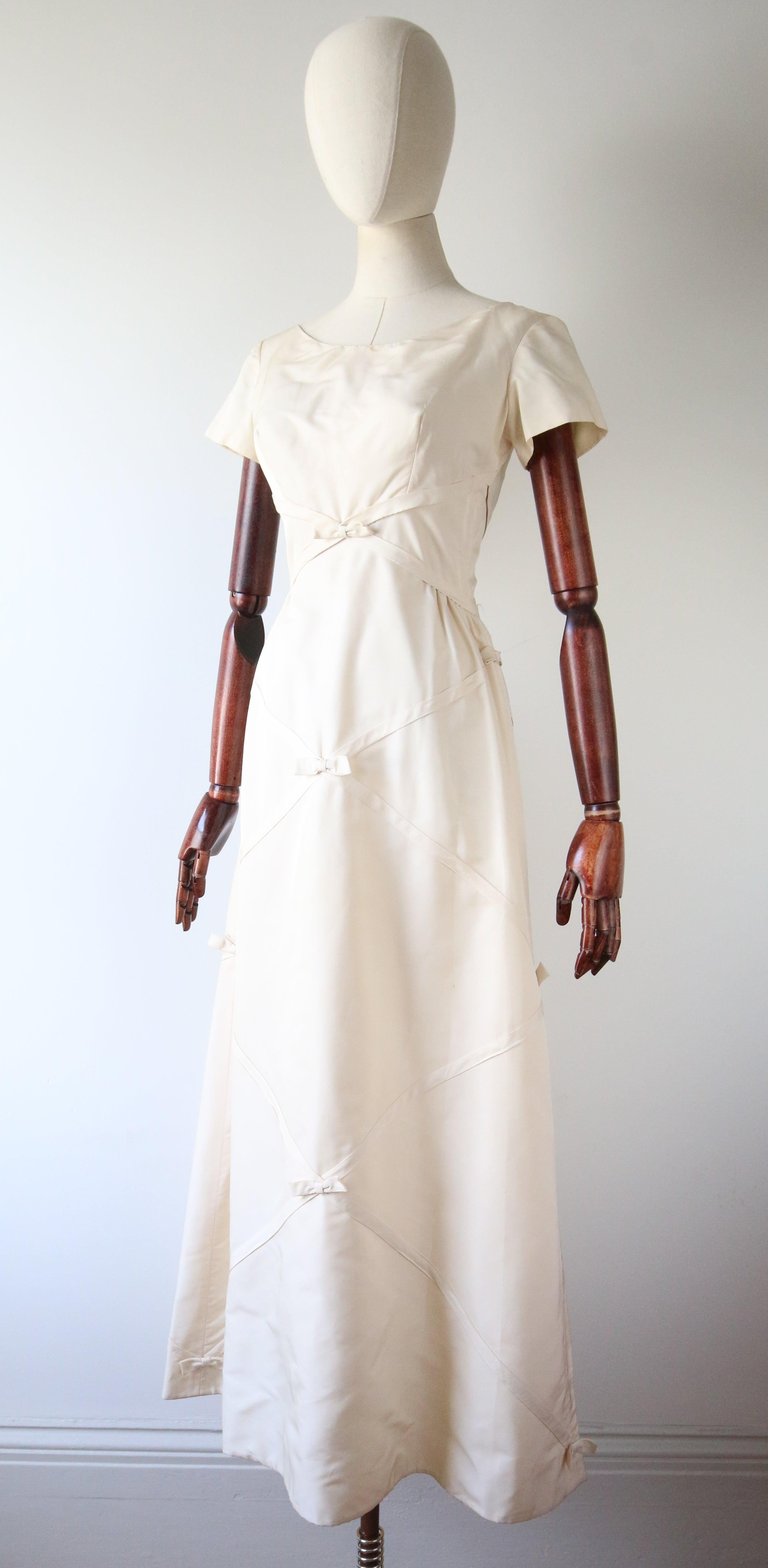 Vintage 1950's Cream Faille Bow and Ribbon Dress Original 1950 Evening Dress UK en vente 1