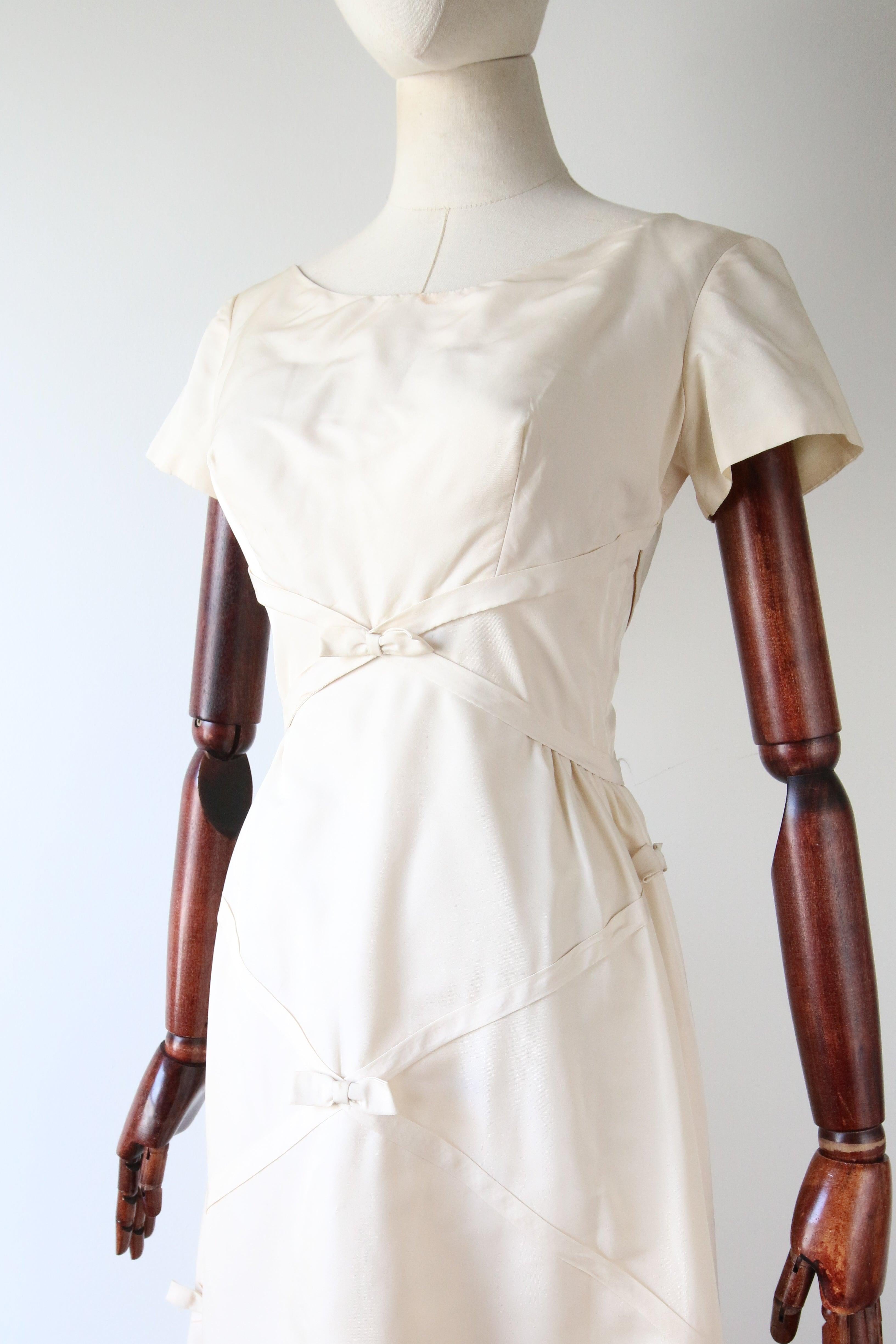 Vintage 1950's Cream Faille Bow and Ribbon Dress Original 1950 Evening Dress UK en vente 2