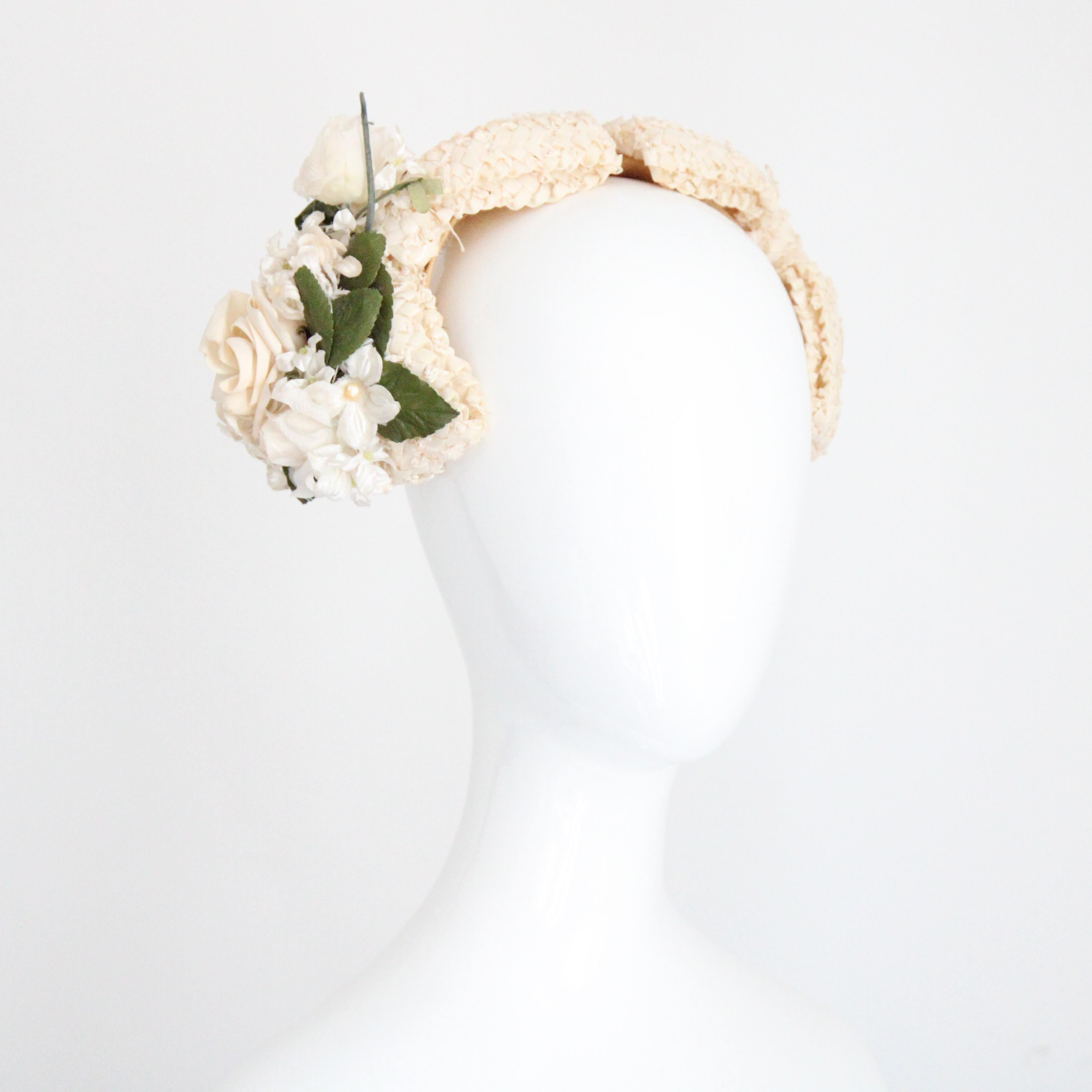 Grigio Cappello a fascia con fiocco in rafia crema anni '50 Cappello a fascia floreale anni '50 modisteria in vendita