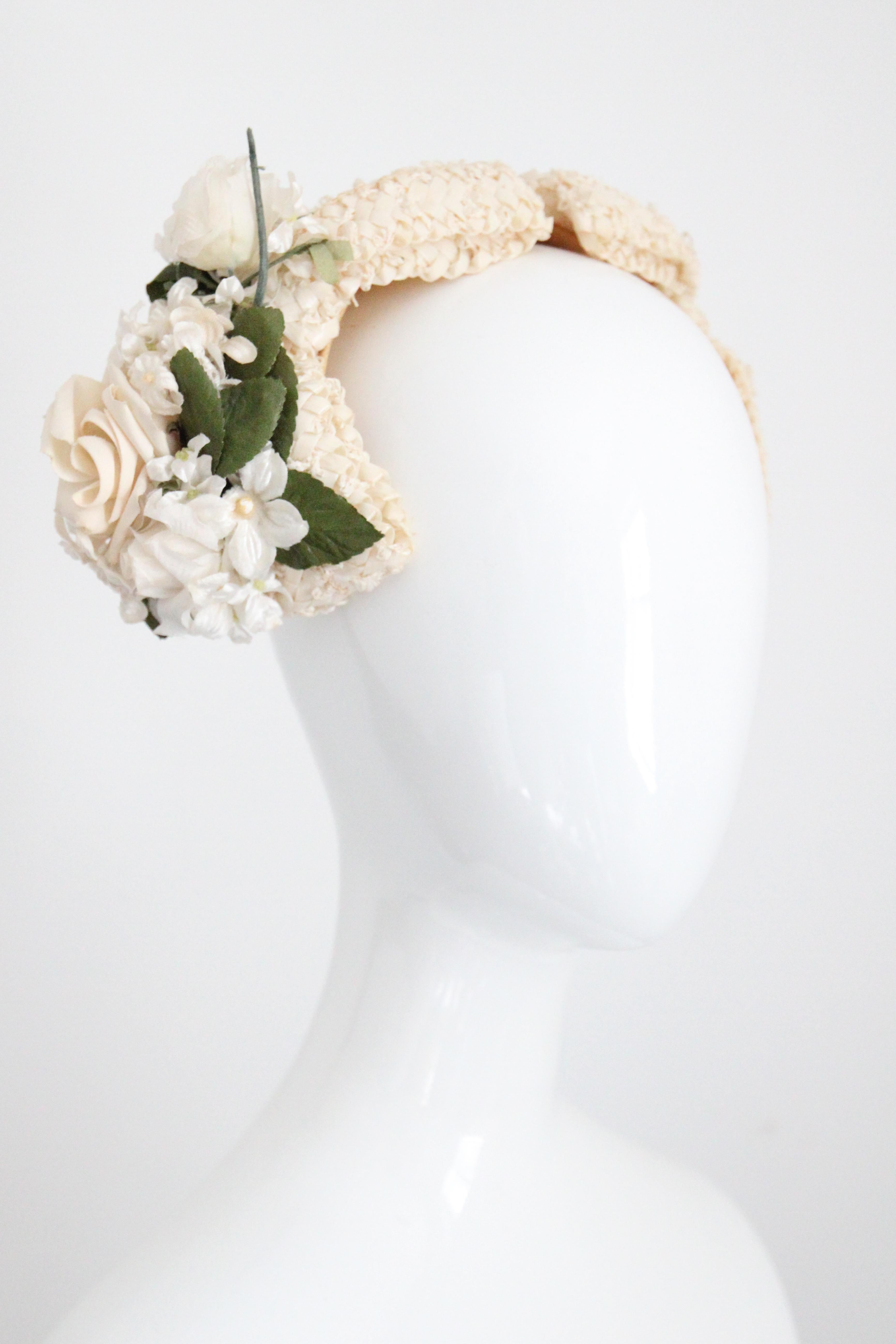 Cappello a fascia con fiocco in rafia crema anni '50 Cappello a fascia floreale anni '50 modisteria In condizioni buone in vendita a Cheltenham, GB