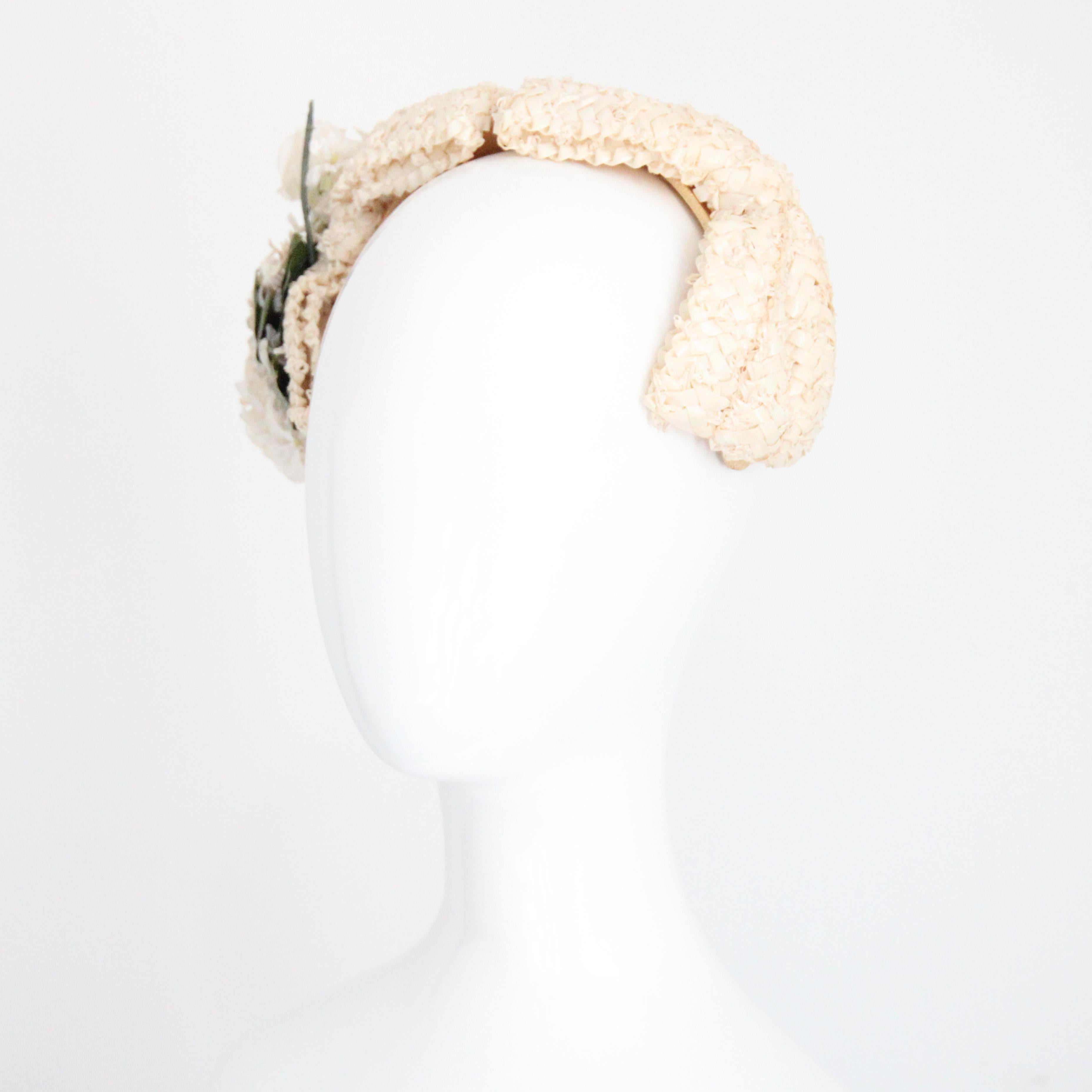 Cappello a fascia con fiocco in rafia crema anni '50 Cappello a fascia floreale anni '50 modisteria in vendita 1