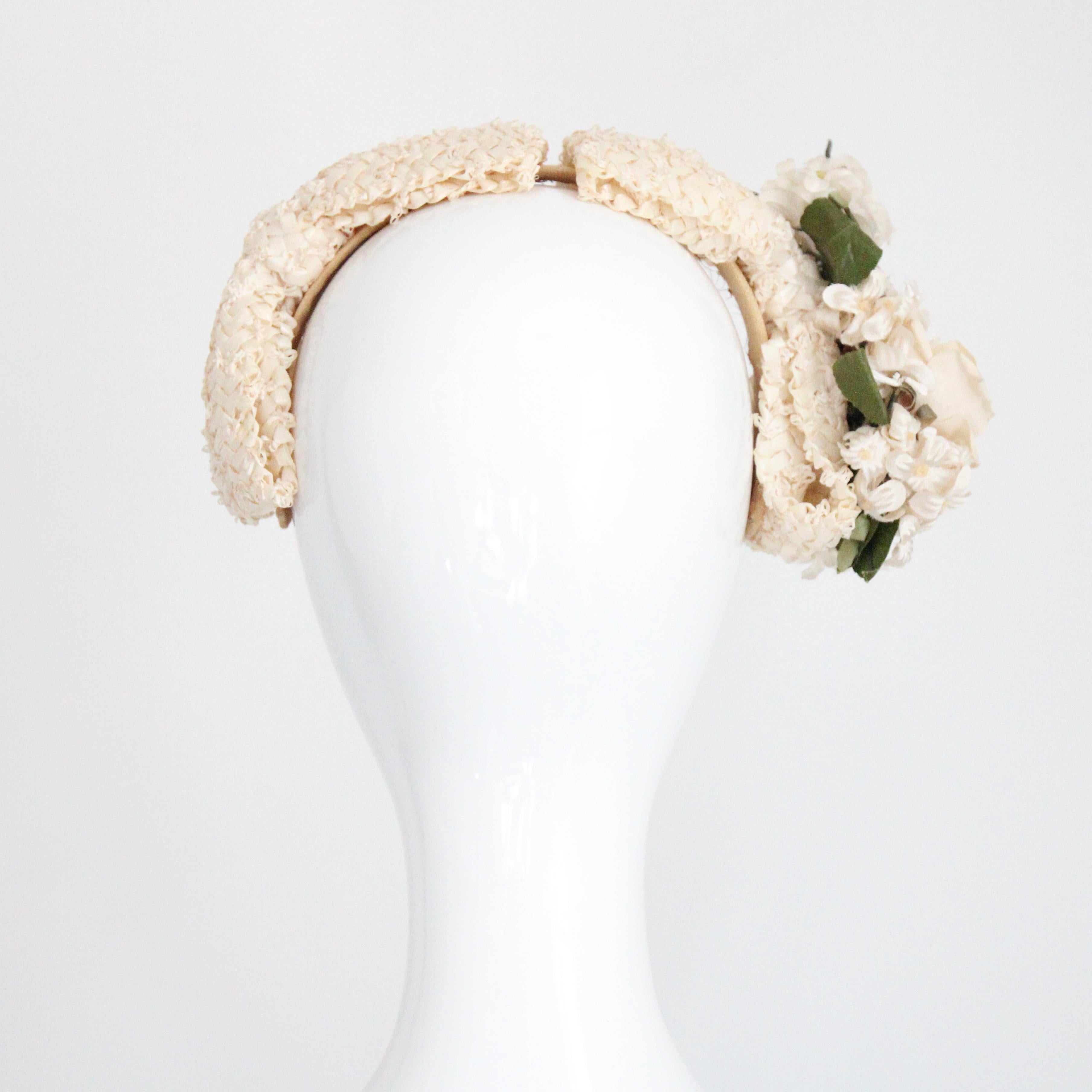 Cappello a fascia con fiocco in rafia crema anni '50 Cappello a fascia floreale anni '50 modisteria in vendita 2