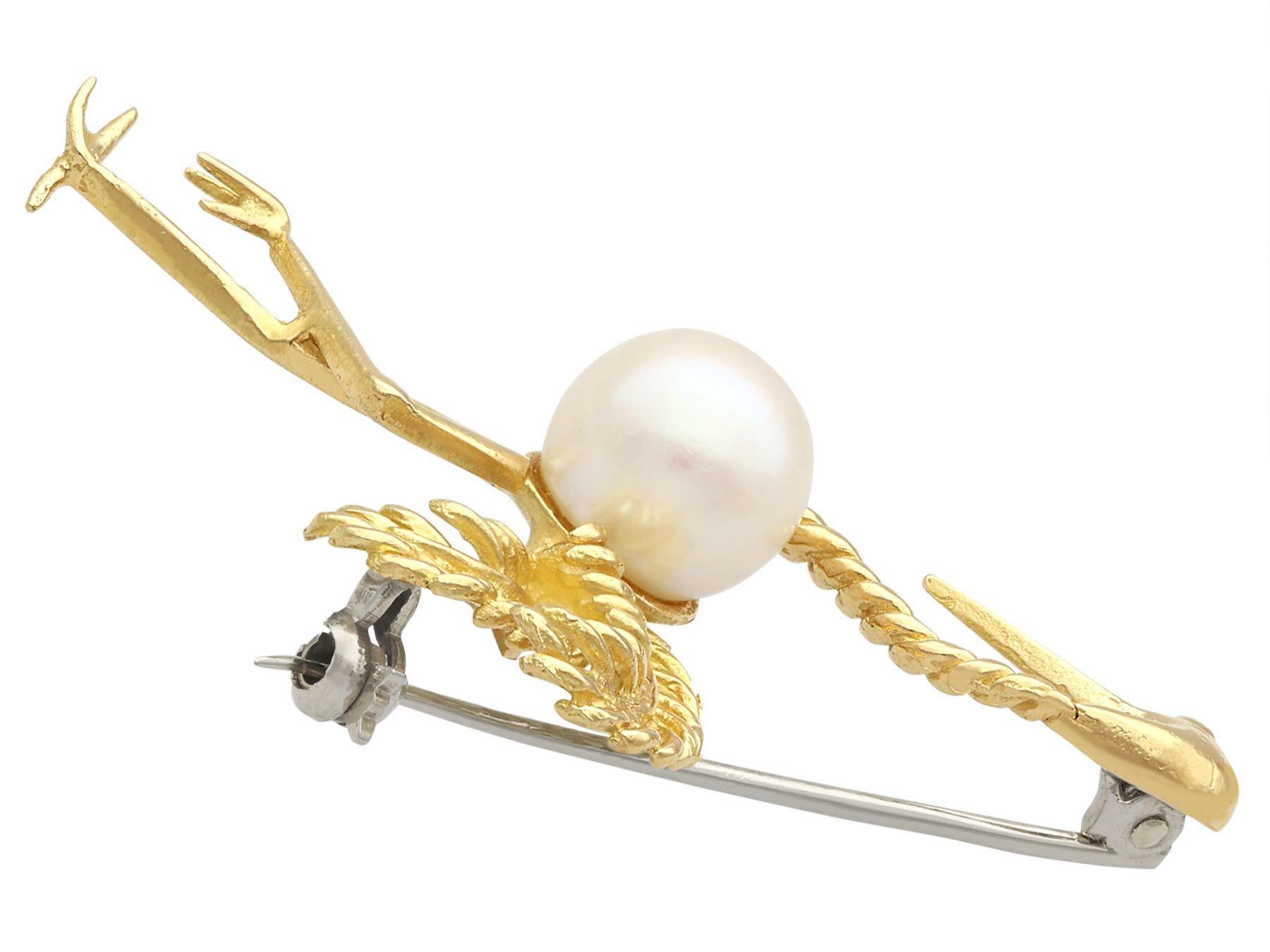 Vintage 1950s Cultured Pearl Yellow Gold Flamingo Brooch In Excellent Condition For Sale In Jesmond, Newcastle Upon Tyne