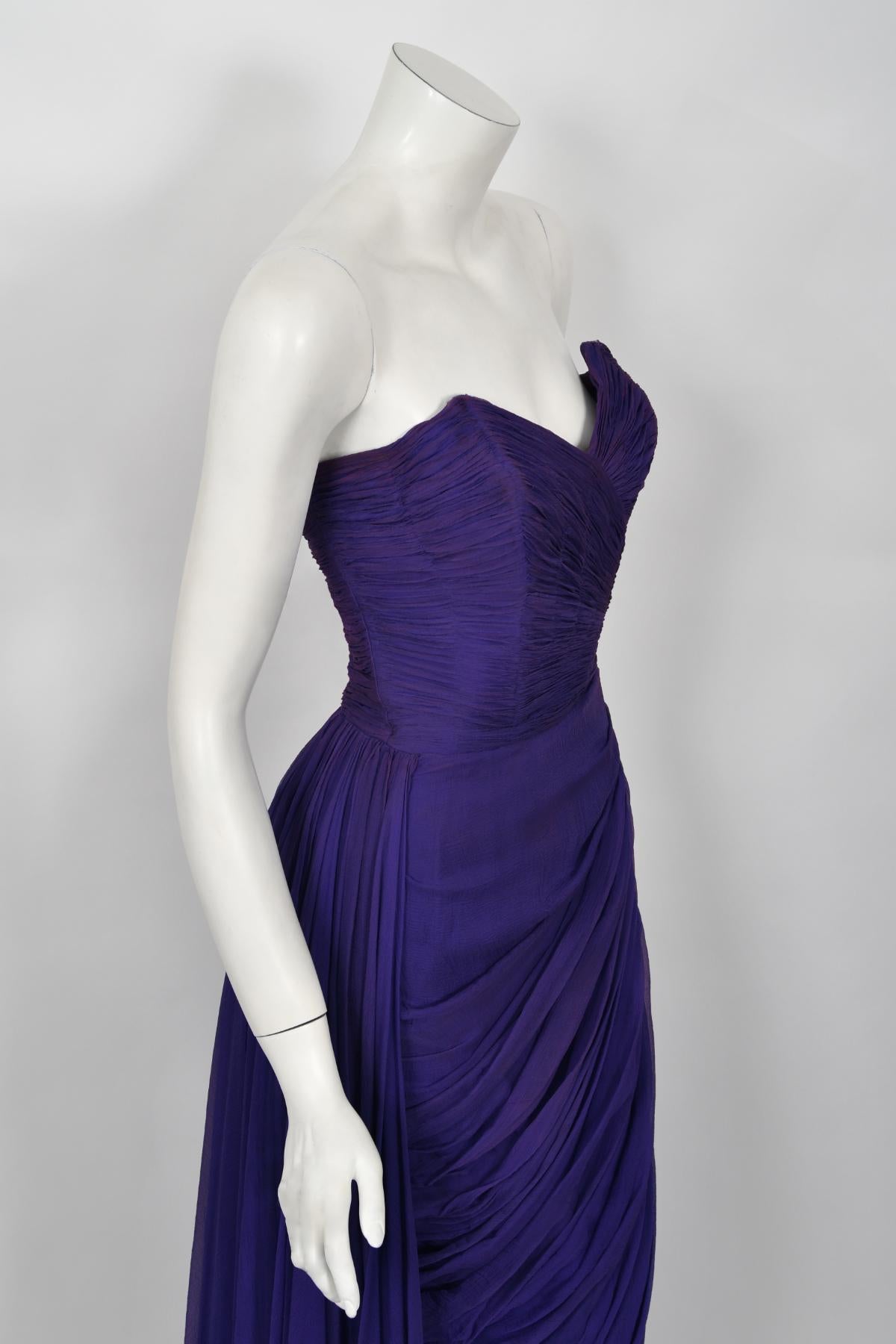Vintage 1950er Curiel Couture plissiertes lila Seiden-Chiffon- Trägerloses Göttin-Kleid aus Seide  im Angebot 3