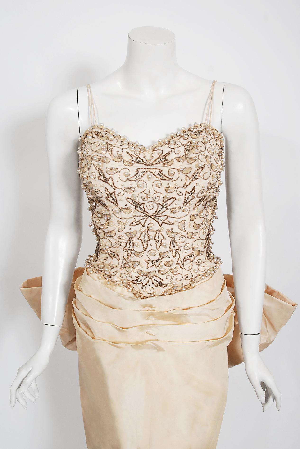 1950's Custom Couture Perlen Jewell Elfenbein Seide Sanduhr Back-Bow Brautkleid Damen im Angebot
