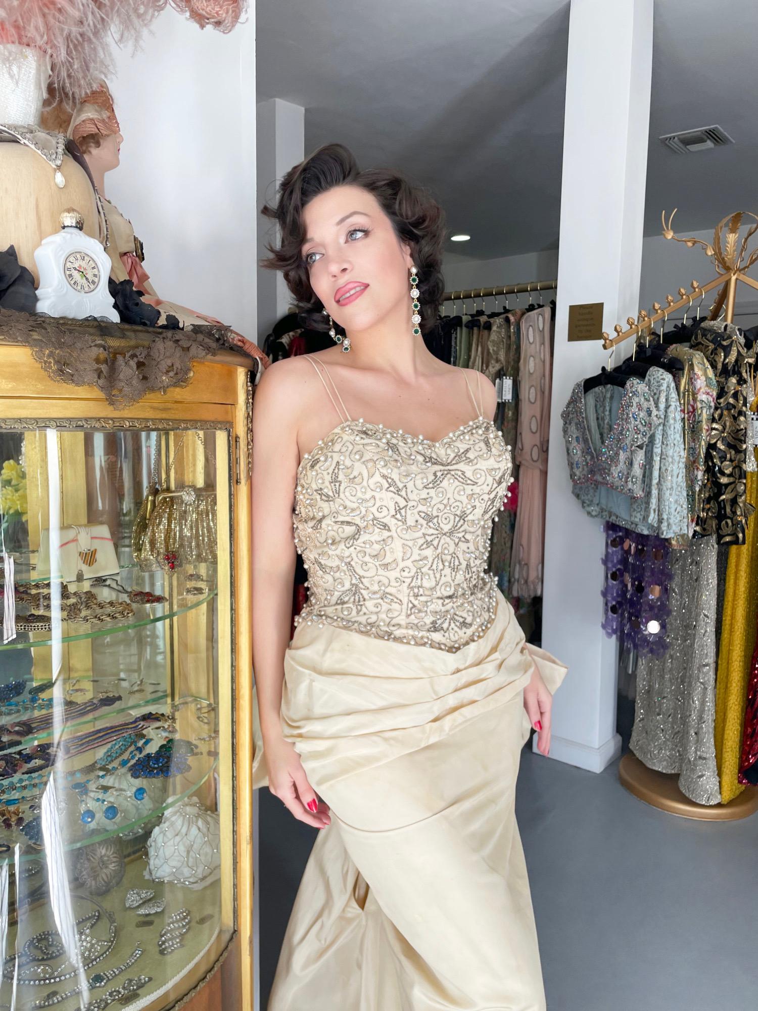 1950's Custom Couture Perlen Jewell Elfenbein Seide Sanduhr Back-Bow Brautkleid im Zustand „Gut“ im Angebot in Beverly Hills, CA