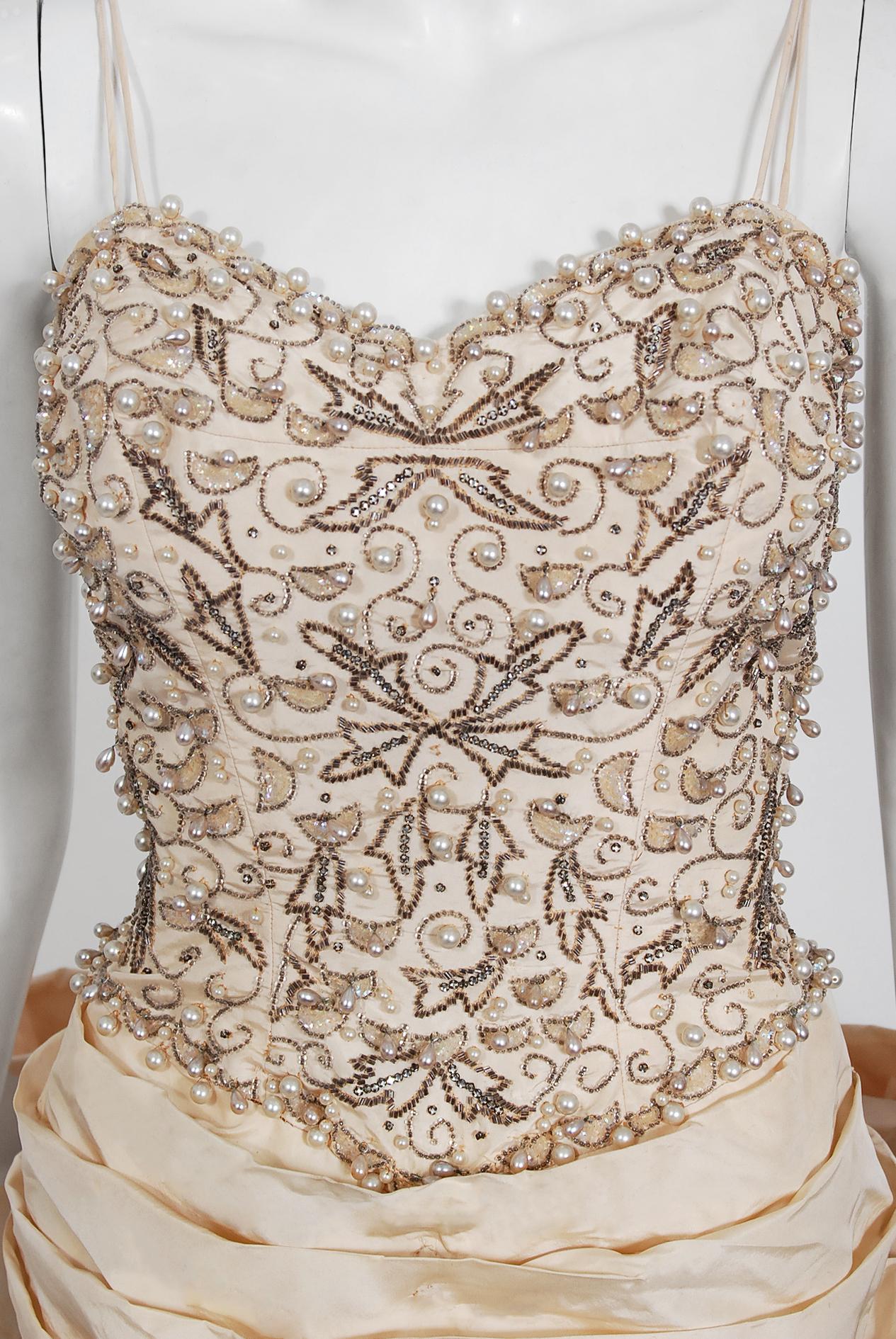 1950's Custom Couture Perlen Jewell Elfenbein Seide Sanduhr Back-Bow Brautkleid im Angebot 1