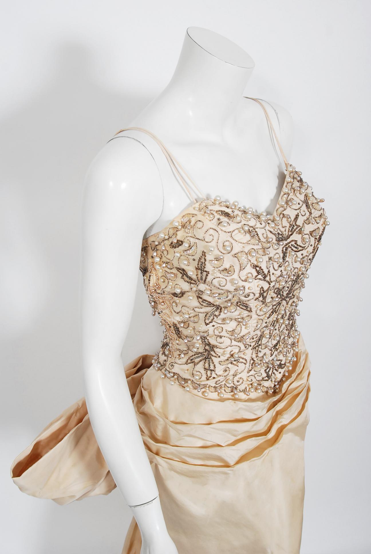 1950's Custom Couture Perlen Jewell Elfenbein Seide Sanduhr Back-Bow Brautkleid im Angebot 3