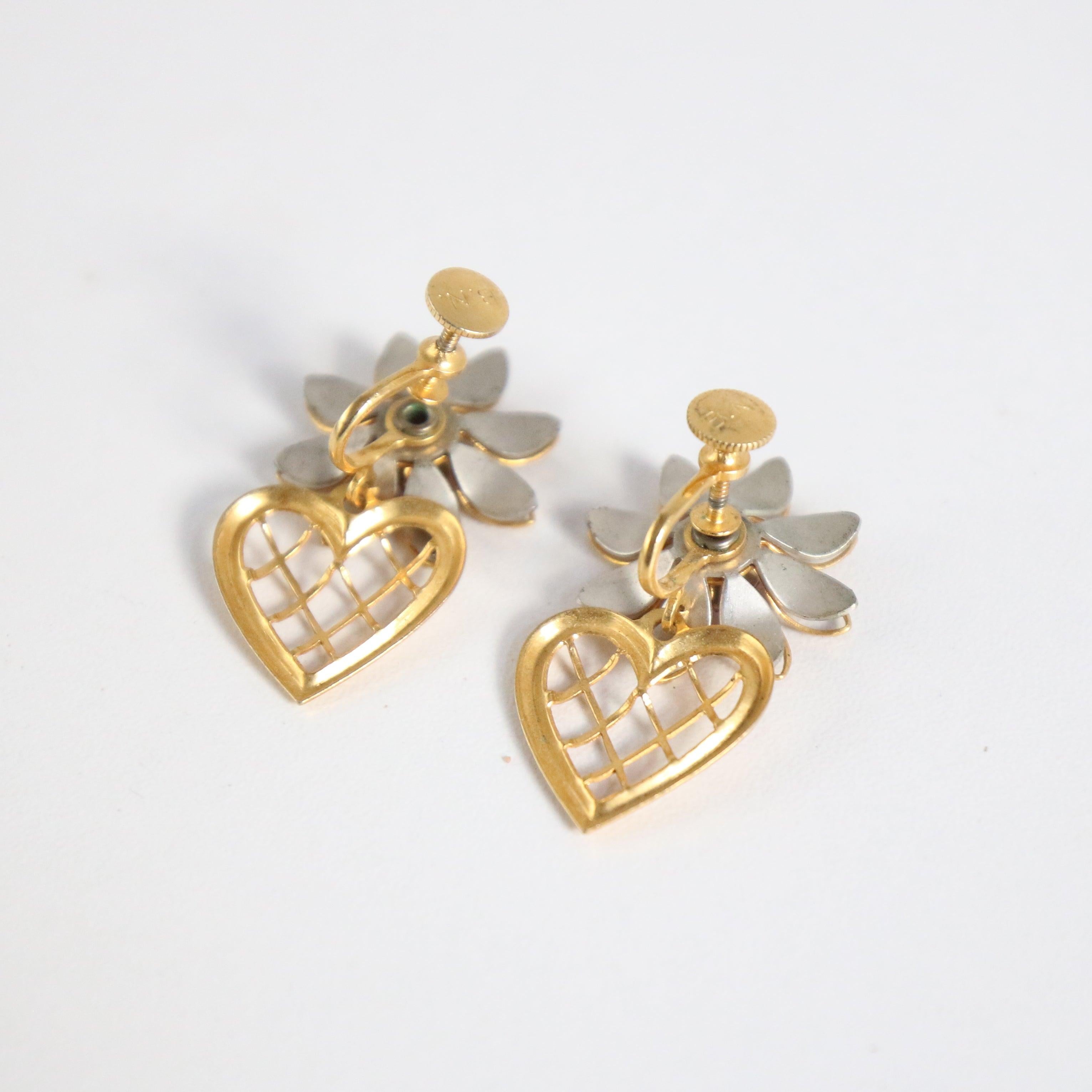 Vintage 1950's Daisy and heart droplet screw back earrings midcentury earrings In Good Condition For Sale In Cheltenham, GB