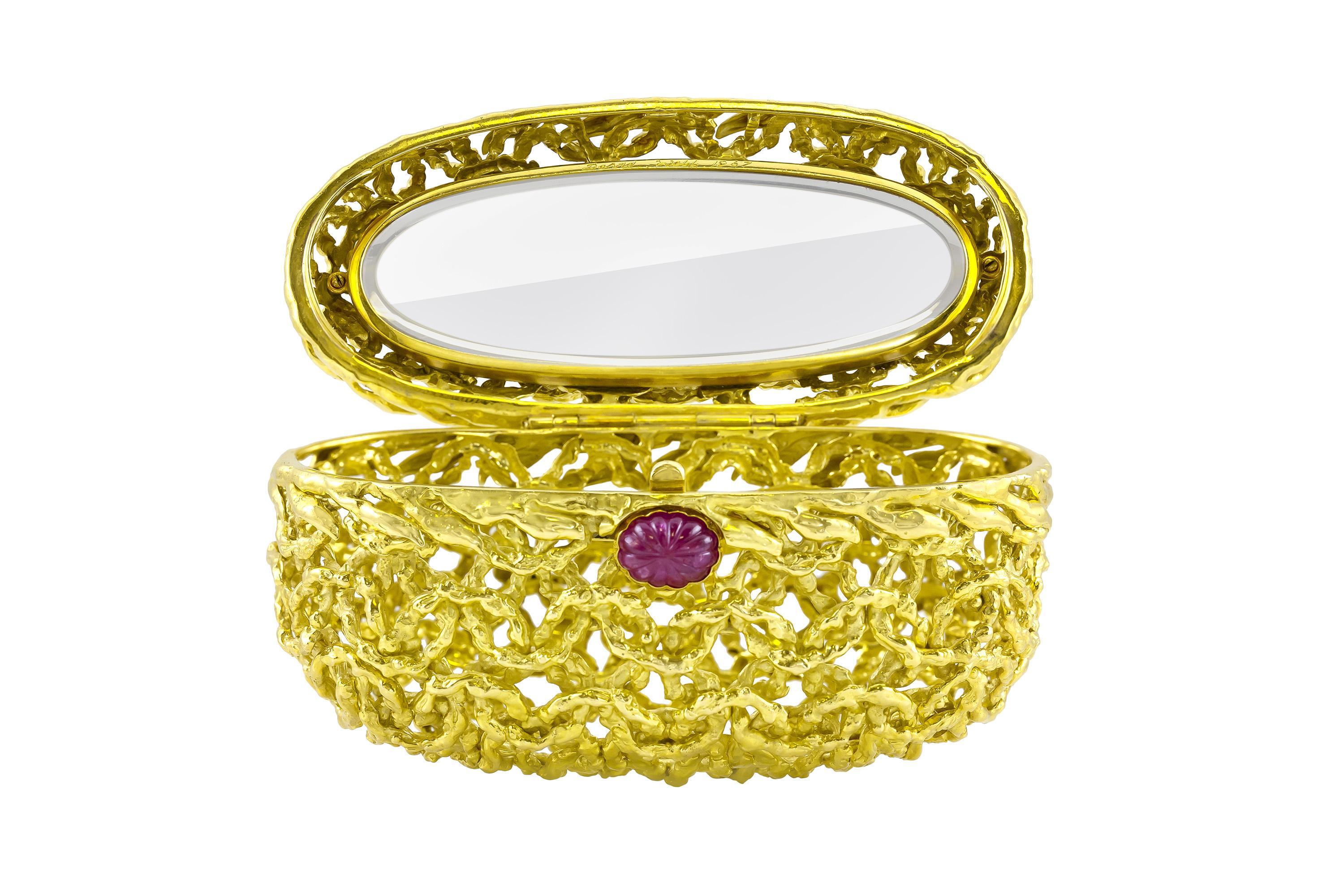 Fein in Handarbeit in 18k mit einem geschnitzten Rubin mit einem Gewicht von ca. 10,00 Karat, 44 Diamanten im Brillantschliff mit einem Gesamtgewicht von ca. 4,00 Karat und einem Spiegel.
Unterzeichnet von David Webb
Ca. 1957
3 1/2 x 5 x 2 Zoll