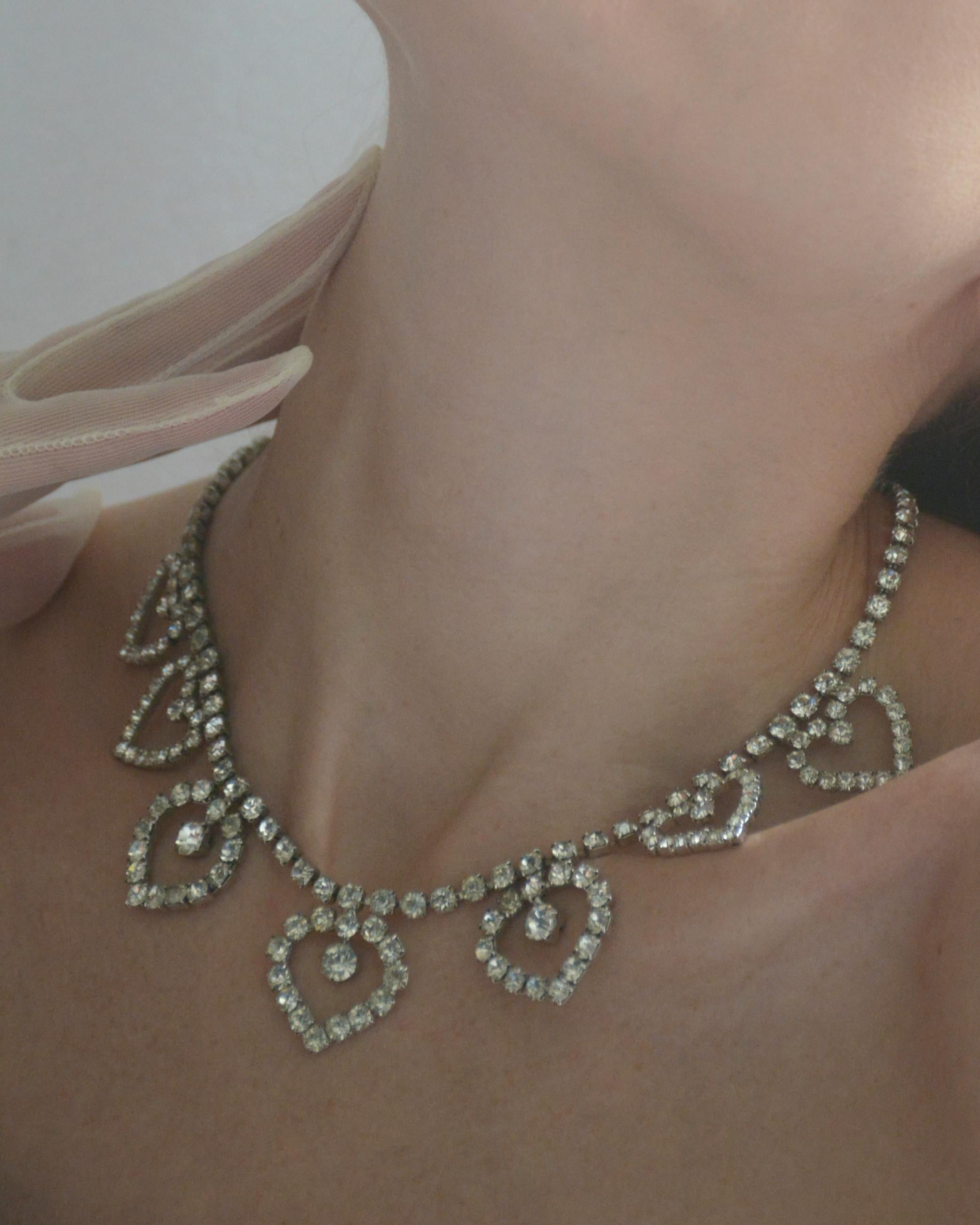Diese Halskette mit Diamanten aus den 1950er-Jahren besteht aus Herz-Tropfen, wobei drei größere Herzen die Mitte bilden. Diese diamantbesetzten Herzmotive aus den 1950er Jahren werden heute von Designern wie Saint Laurent und Alessandra Rich immer