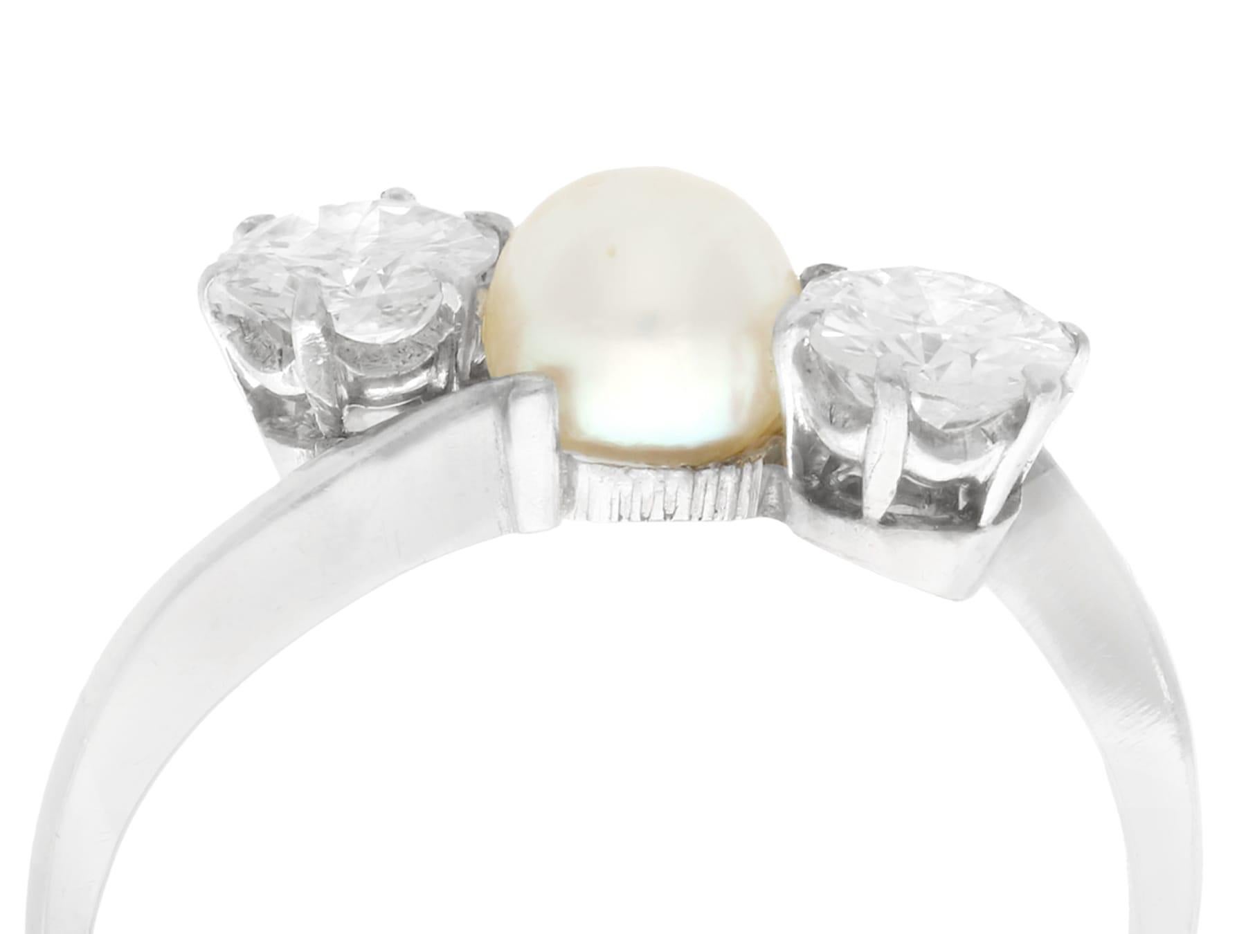 Eine feine und beeindruckende Vintage 0,83 Karat Diamant und Zuchtperle, Platin drei Stein Kleid Ring; Teil unserer Vintage-Schmuck / Estate Jewelry Sammlungen.

Dieser schöne und beeindruckende Vintage-Ring mit Perlen und Diamanten ist aus Platin