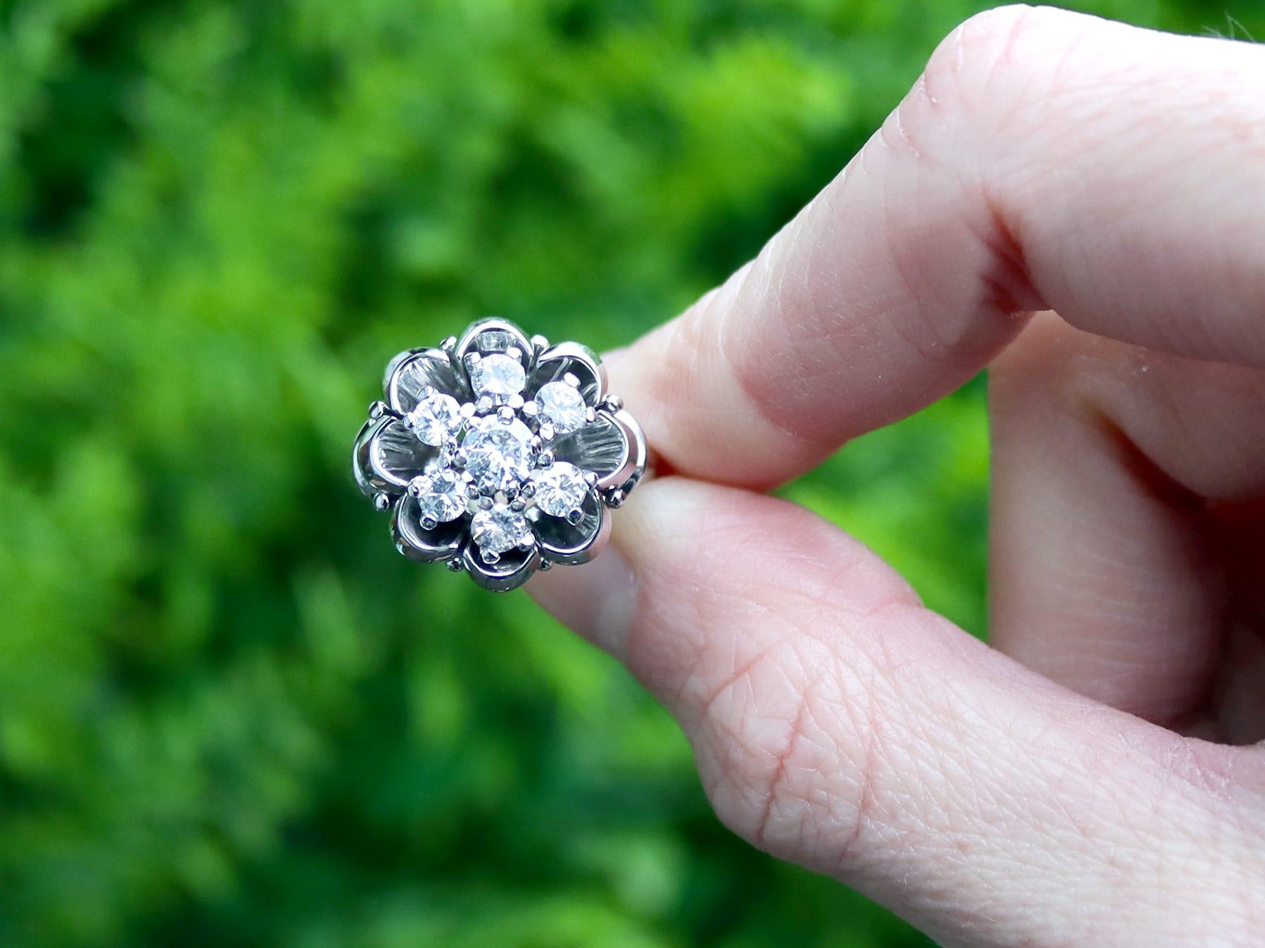 Une belle et impressionnante bague vintage de 0,66 carat en diamant et or blanc 18 carats, qui fait partie de nos diverses collections de bijoux anciens et de bijoux de succession.

Cette bague à grappes de diamants, fine et impressionnante, a été