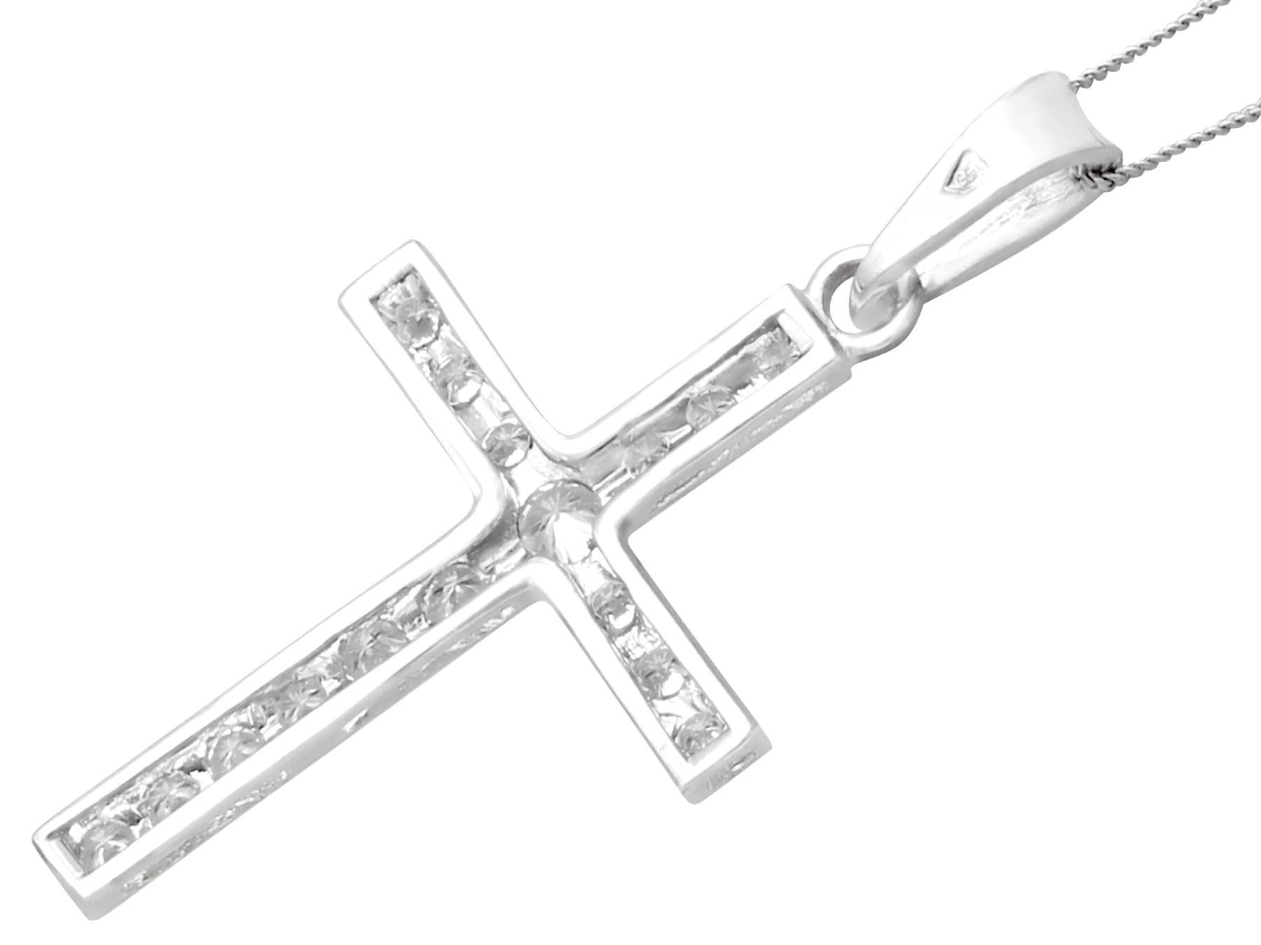 Donna Ciondolo a croce in oro bianco e diamanti vintage degli anni '50 in vendita