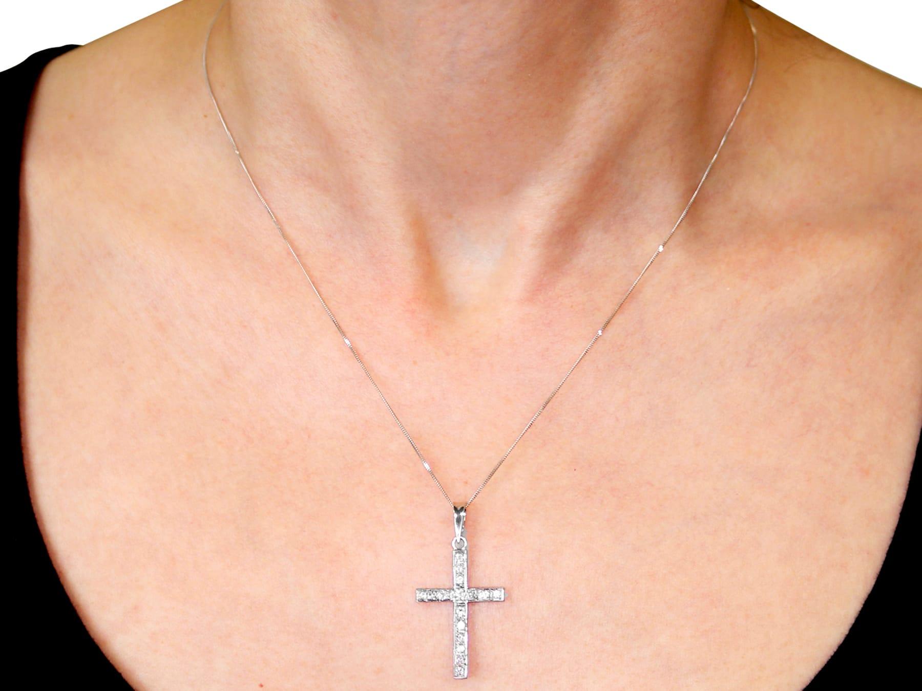 Vintage 1950s Diamond and White Gold Cross Pendant In Excellent Condition For Sale In Jesmond, Newcastle Upon Tyne