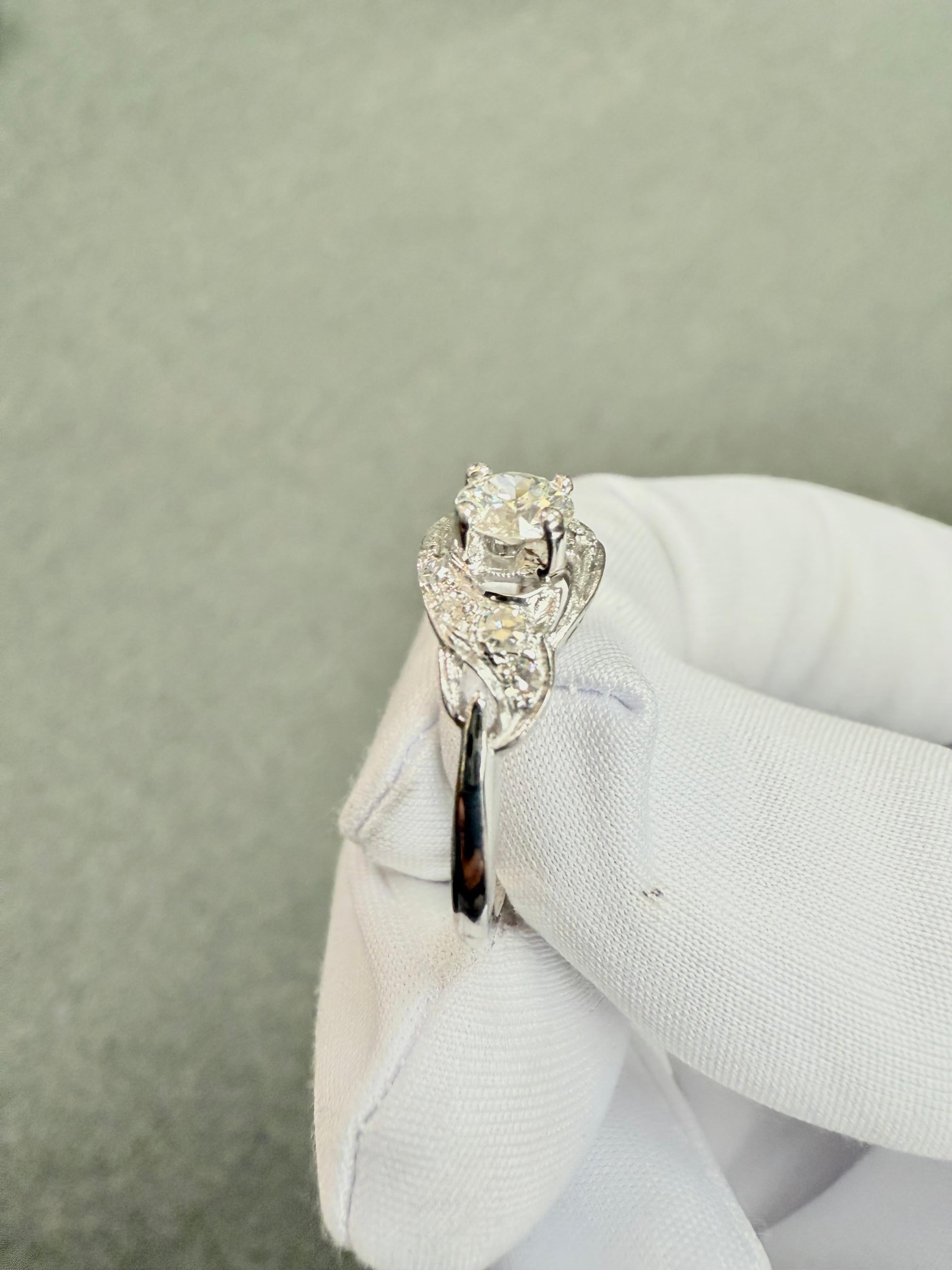 Anillo de compromiso de platino con diamantes vintage de los años 50 en venta 4