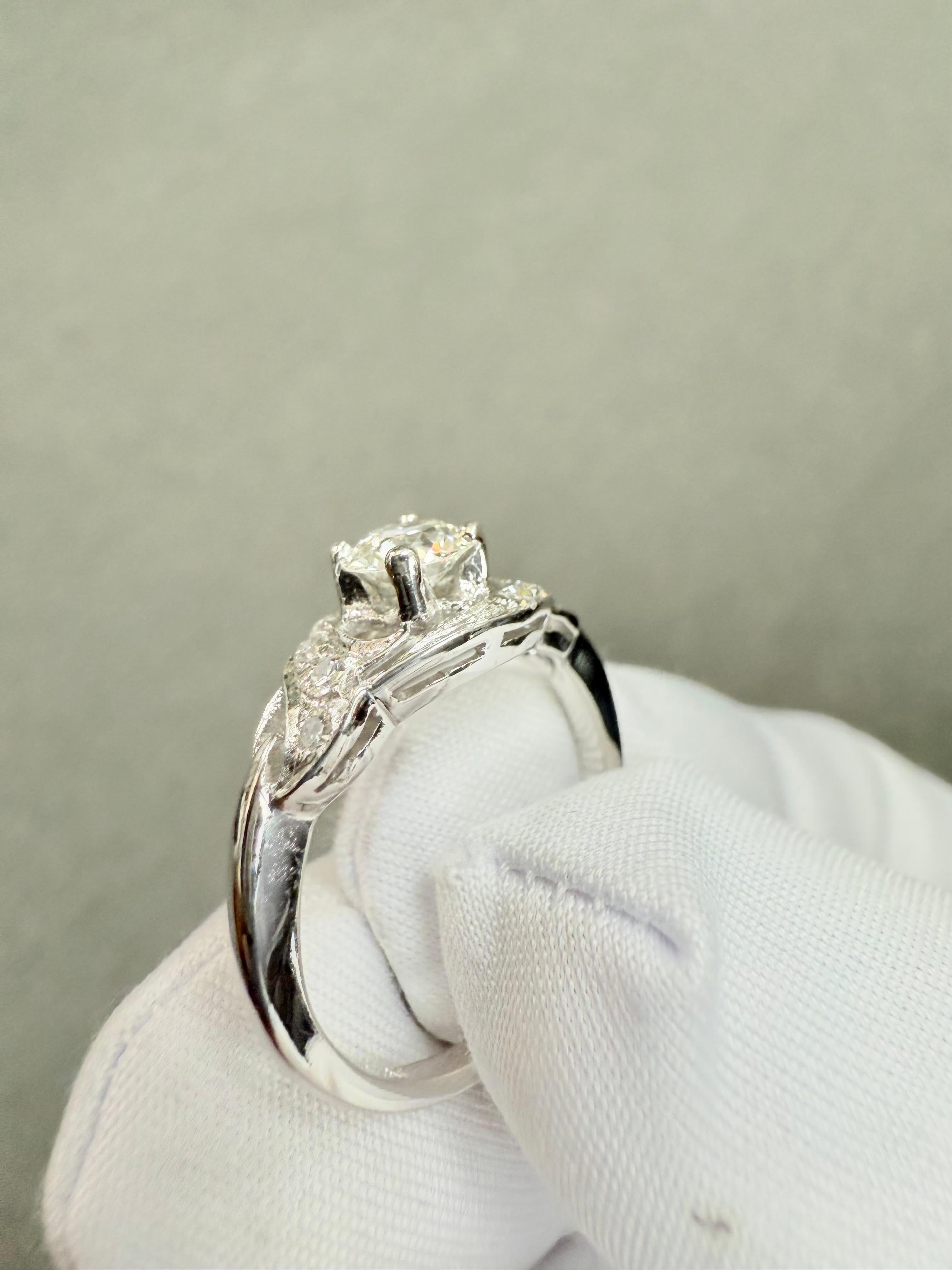 Anillo de compromiso de platino con diamantes vintage de los años 50 en venta 5