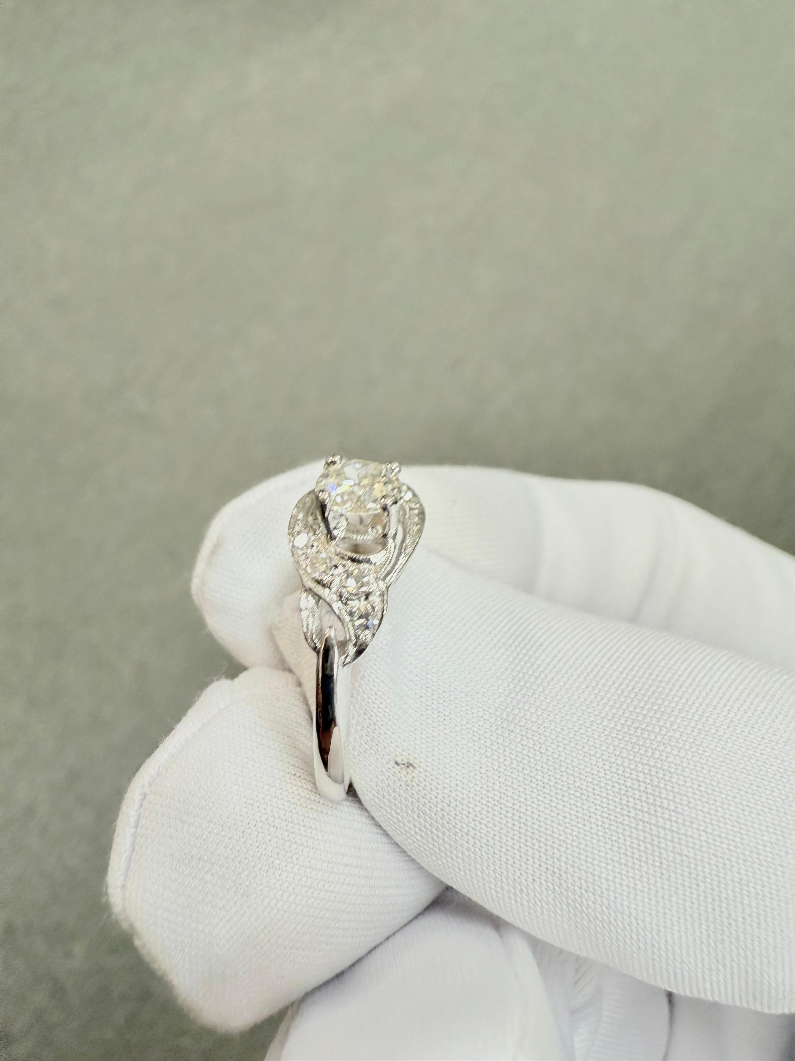 Anillo de compromiso de platino con diamantes vintage de los años 50 en venta 6