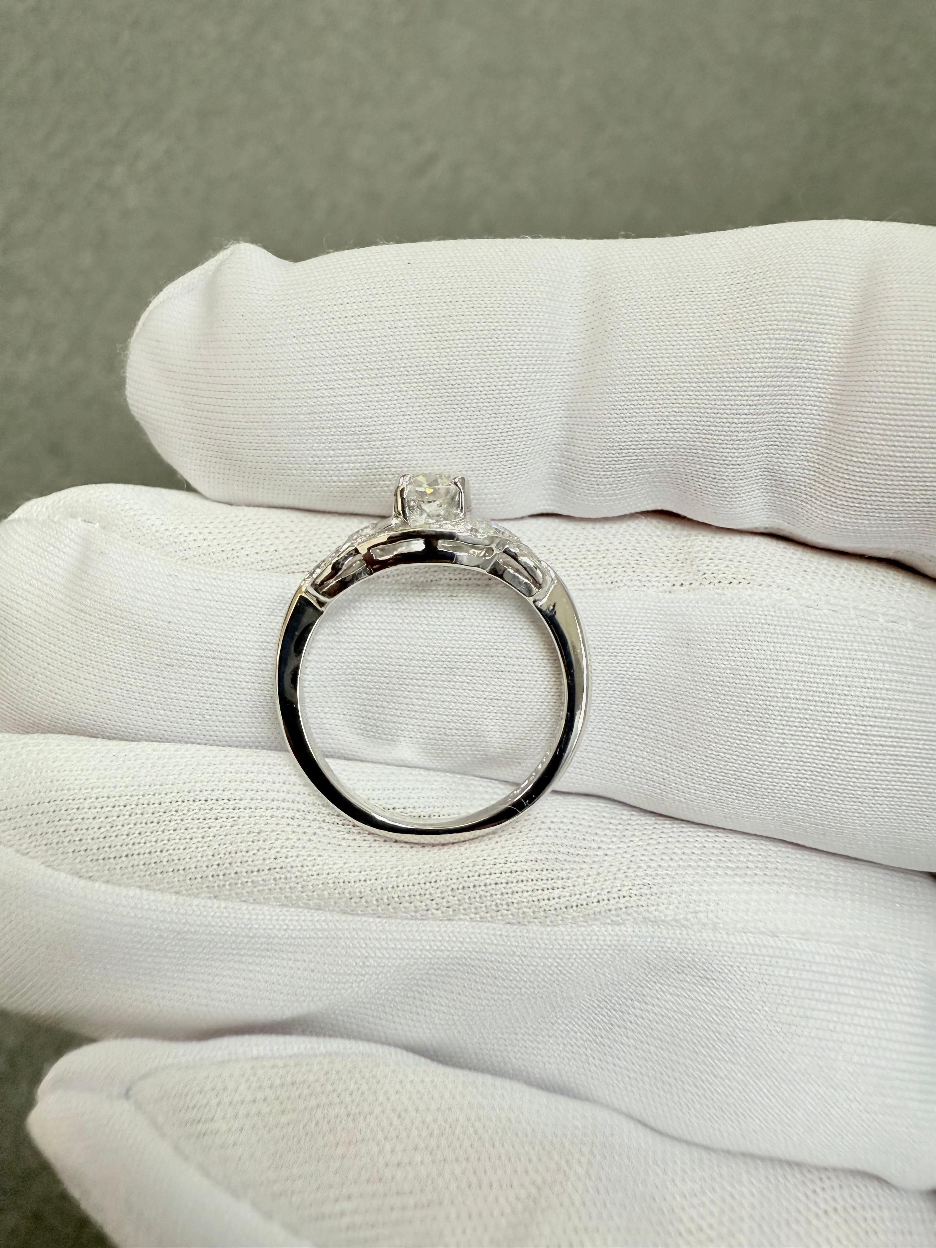 Anillo de compromiso de platino con diamantes vintage de los años 50 en venta 7