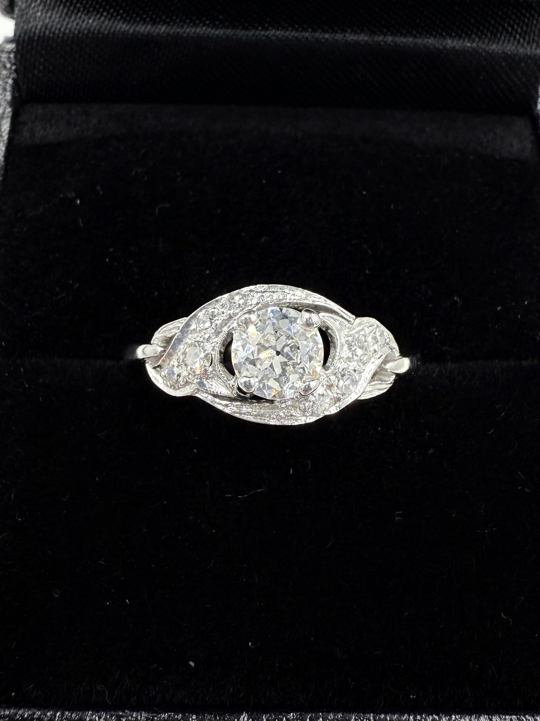 Anillo de compromiso de platino con diamantes vintage de los años 50 en venta 8