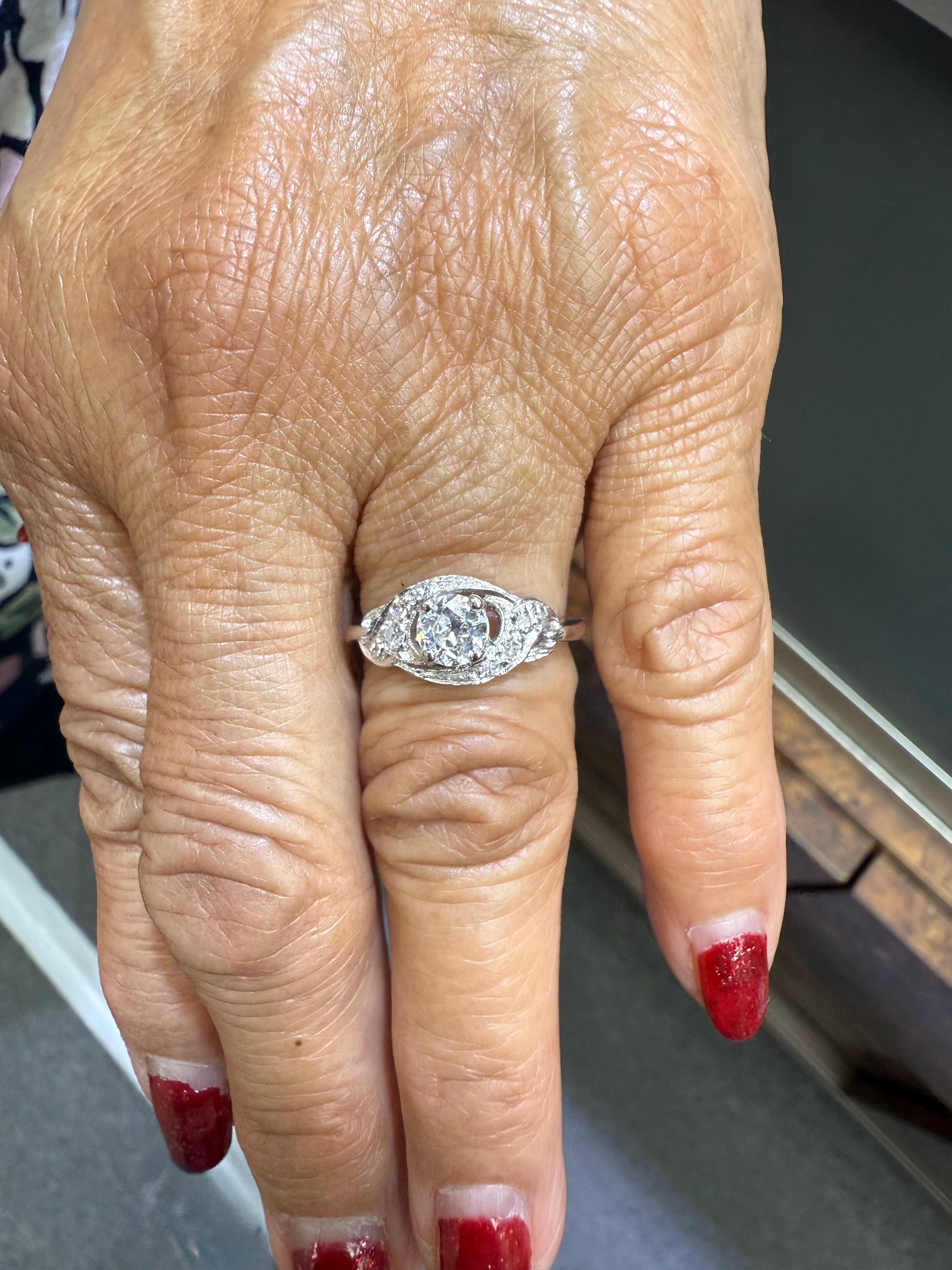 Anillo de compromiso de platino con diamantes vintage de los años 50.

El anillo de compromiso de platino con diamantes Vintage se fabricó en la década de 1950.  Está engastado con un diamante central de talla europea antigua de aproximadamente 0,45